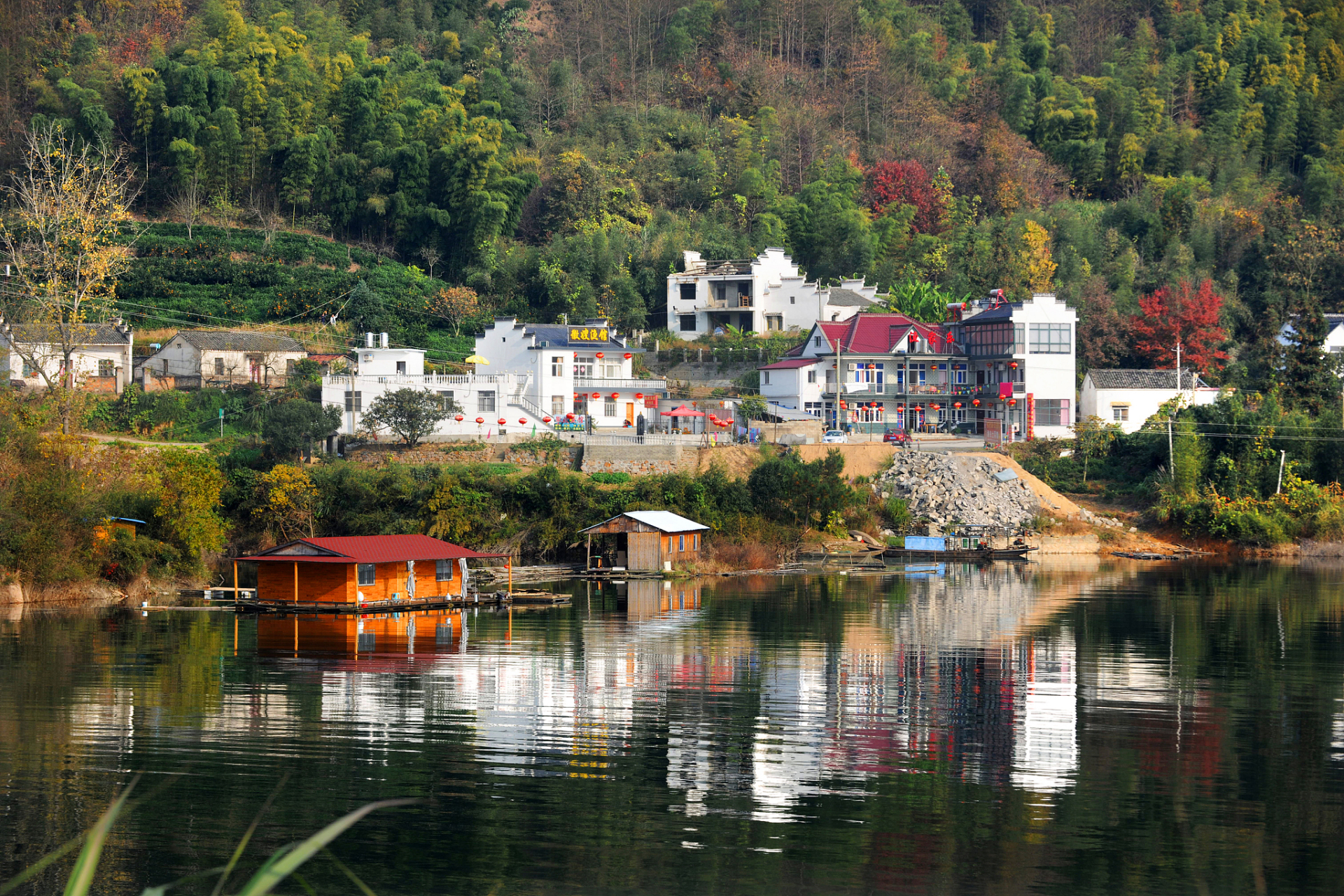 沿着富春江畔,有一个坐落在江南龙门湾景区旁的村庄,那就是芦茨村.