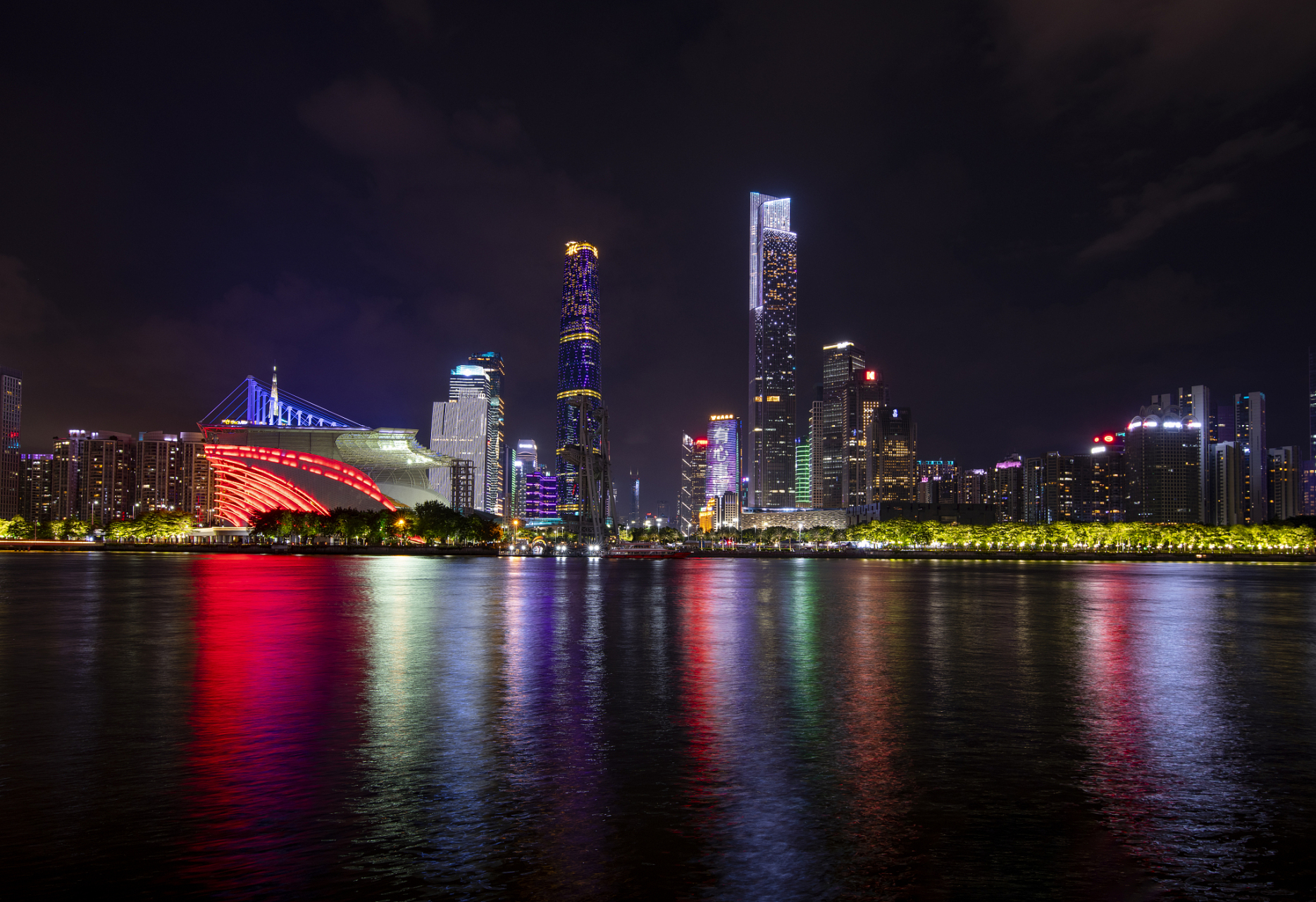 一起游广东# 在繁华的广州市,珠江夜游是一项非常受欢迎的旅游活动.