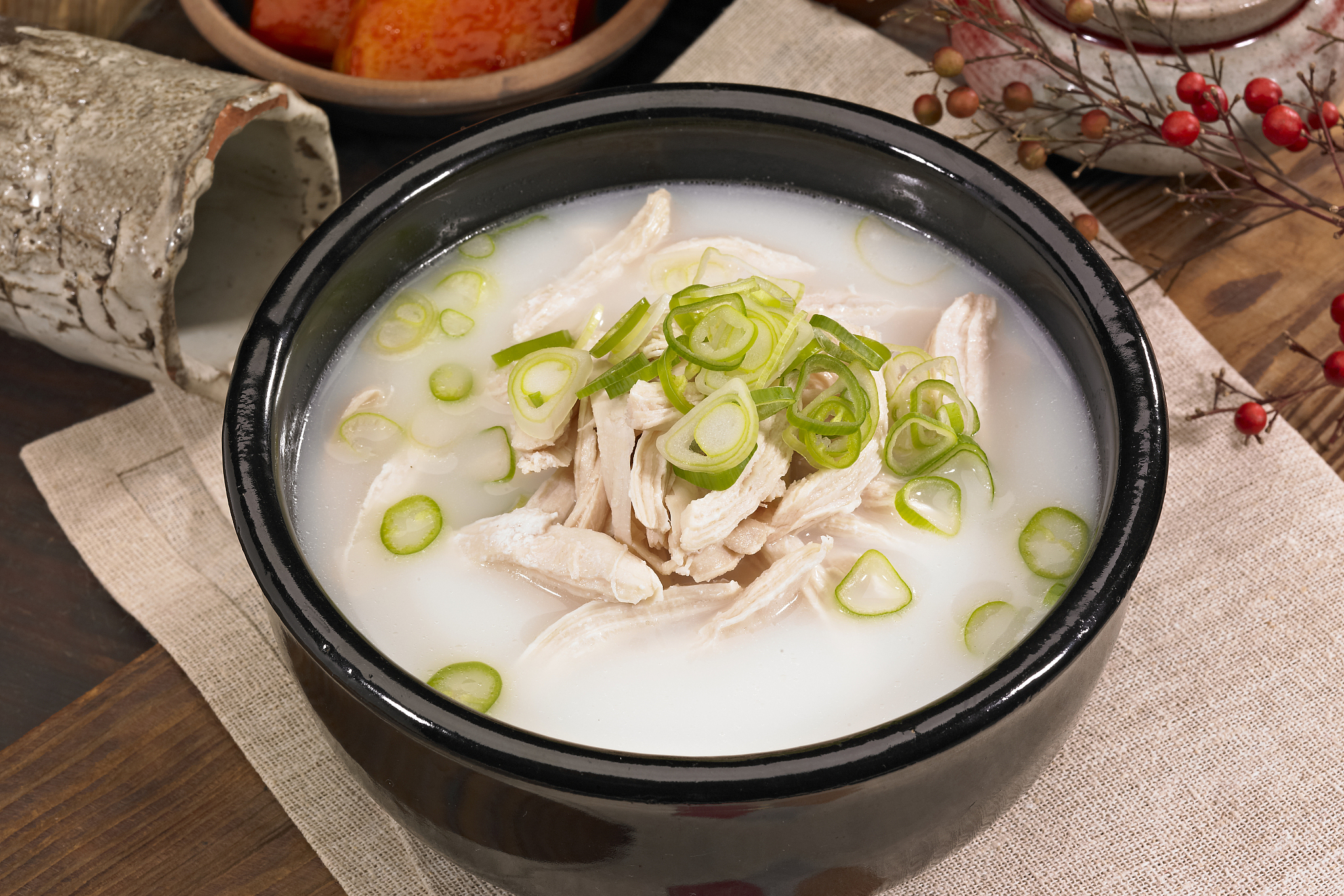 制作苦藠猪肚鸡汤需猪肚,鸡肉,苦藠等食材.