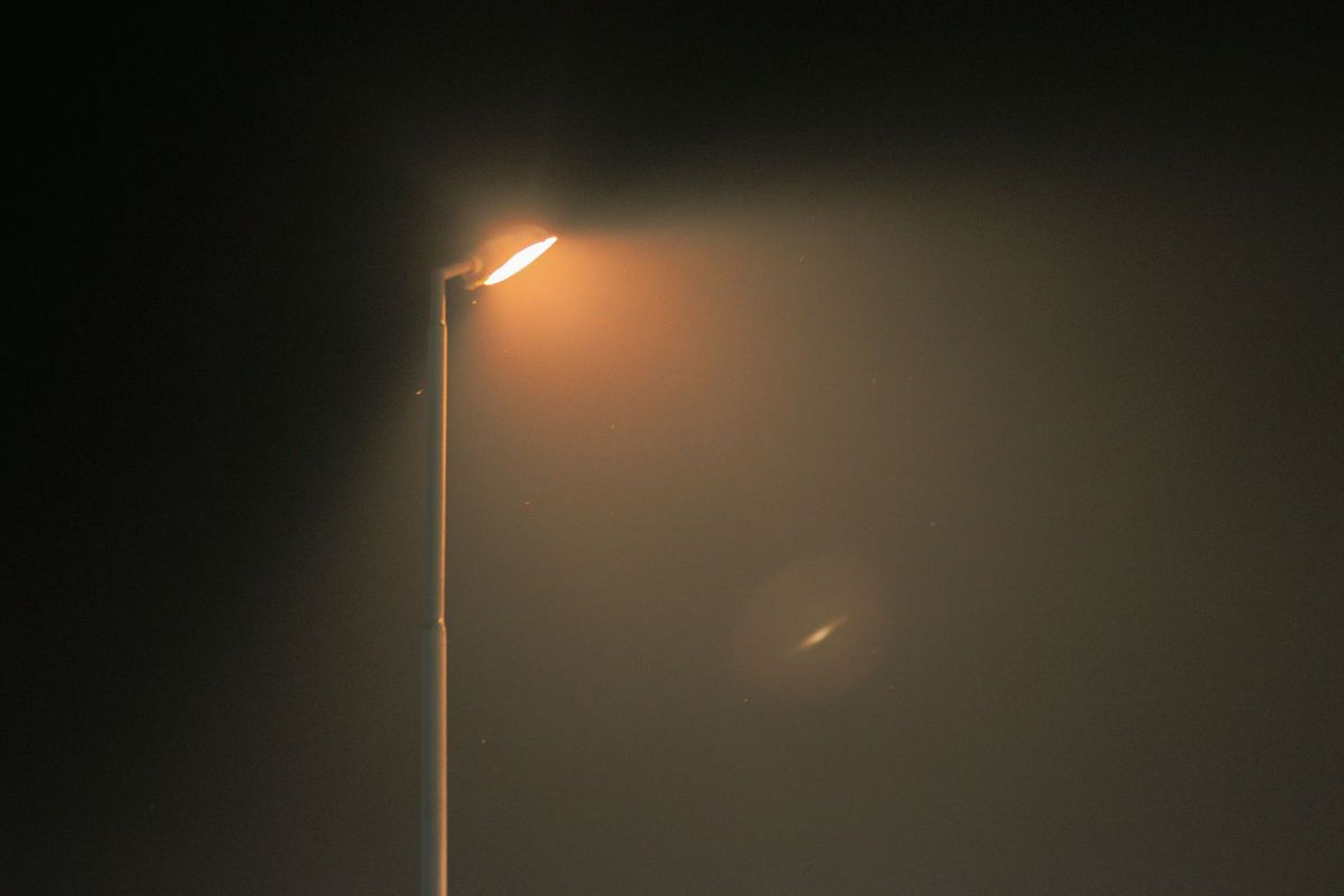 昏暗的路灯下,姨妈拖着特大号行李箱,敲开了我家的大门,没等招呼,姨妈