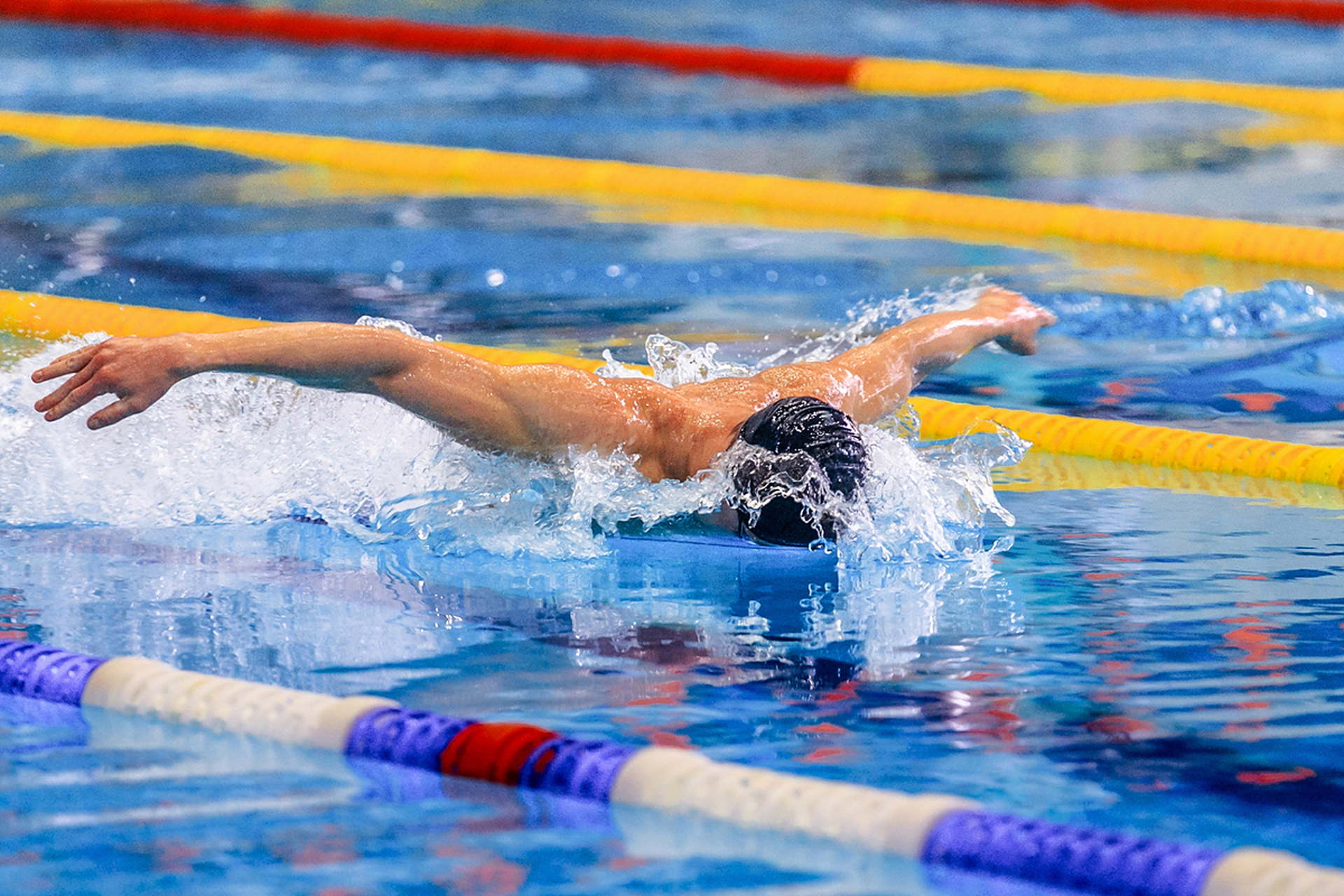 蝶泳是一项技术要求较高的游泳方式,学习过程分为认知技巧,腿部训练