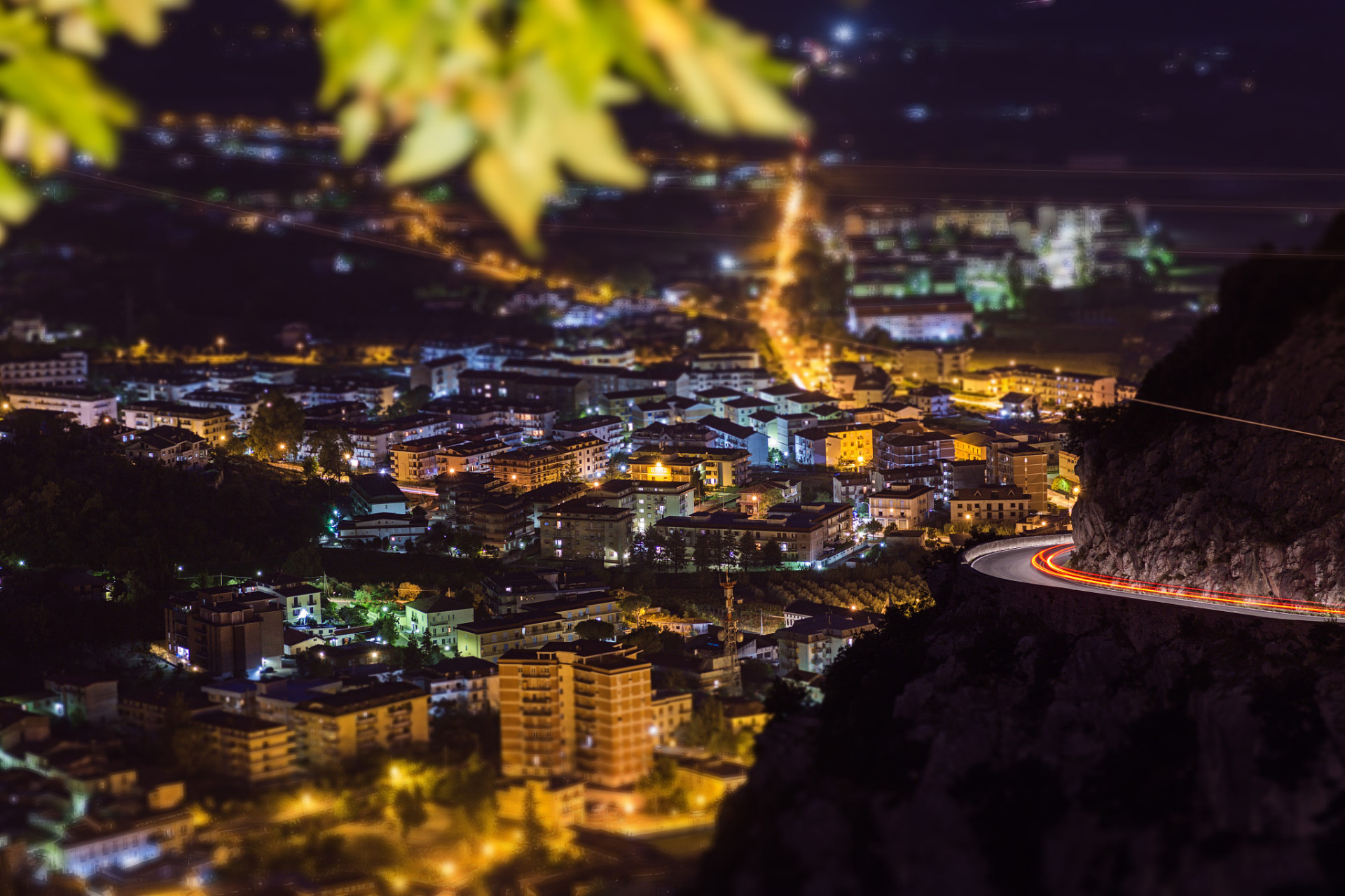 灵峰夜景,被誉为"雁荡一绝",其奇妙之处在于,同一景物在不同的观看