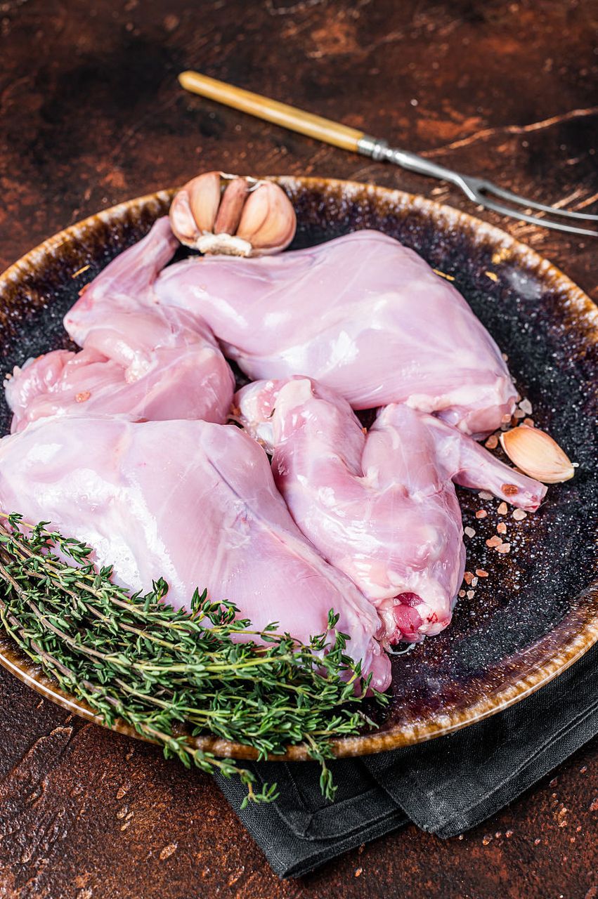 烤兔肉需腌制后以中等温度烤制;炖兔肉需与蔬菜,香料同炖;炒兔肉需先