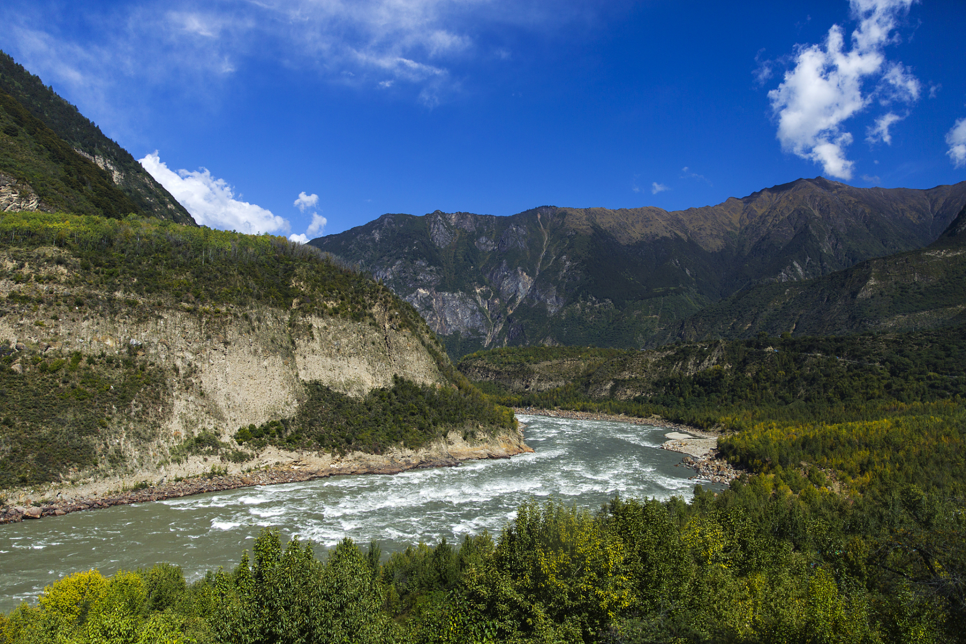 位于西藏自治区林芝市米林县派镇的雅鲁藏布大峡谷,是世界上规模最大