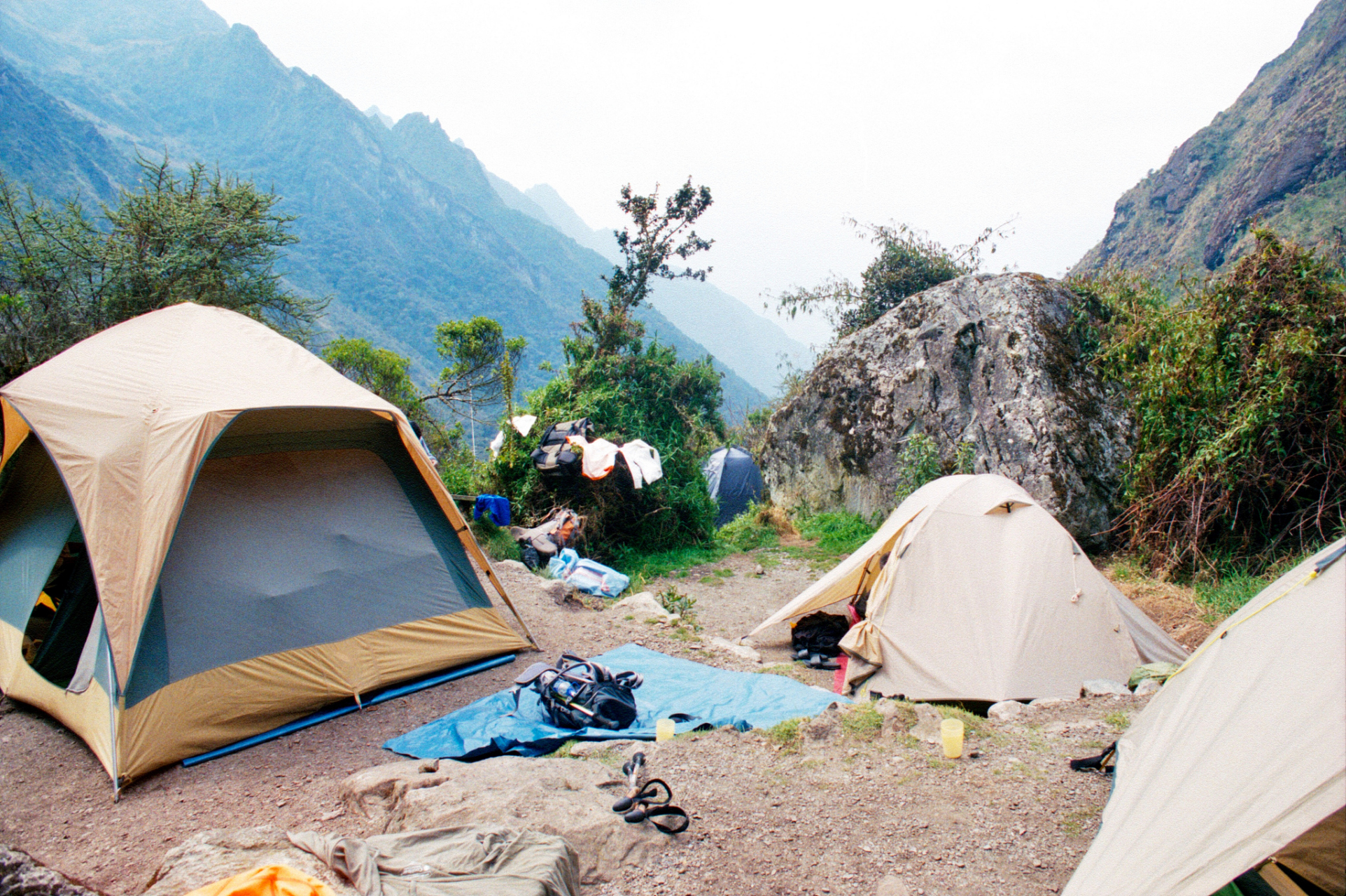 黄山山顶帐篷住宿攻略如下: 1.