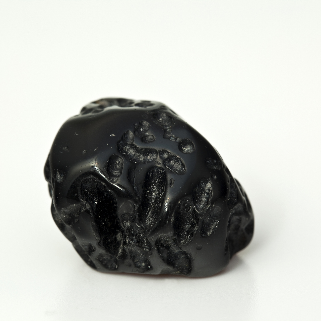 颜色:墨玉的颜色主要是黑色或灰黑色,颜色均匀,深沉而浓烈. 2.