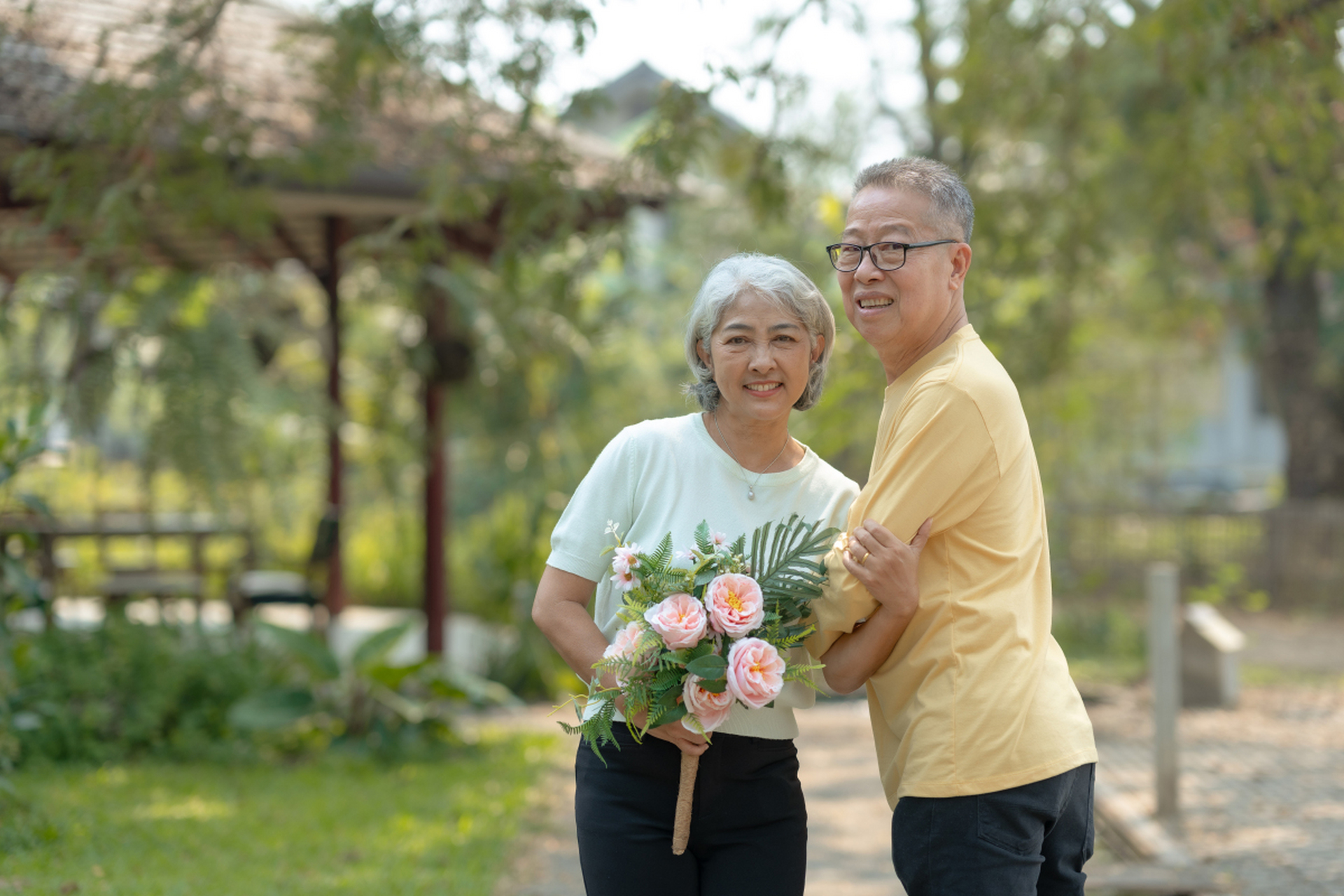 夫妻,二三十岁时,需要相互鼓励;四十岁时,需要彼此包容;五十岁时,需要