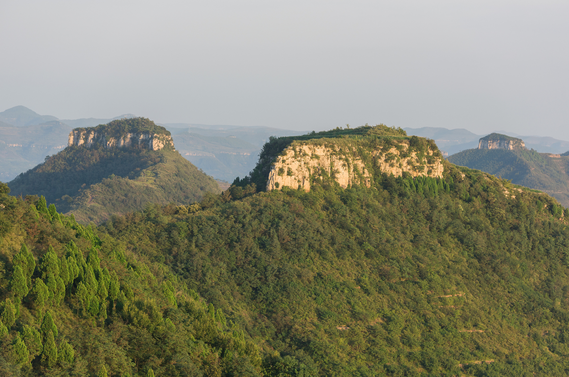 **虎山风景区**:4a 级景区,位于保定市西部,曲阳县最北部,因其山兜哪