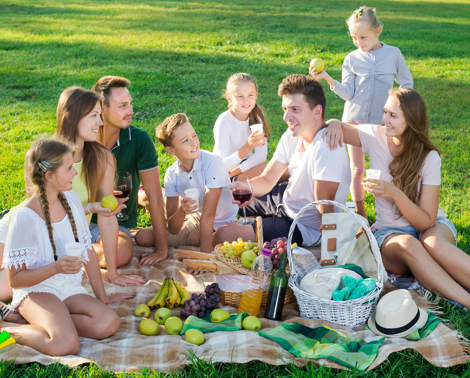 一家人去野餐,妈妈为了孩子们的安全,给每个孩子都带了一个哨子.