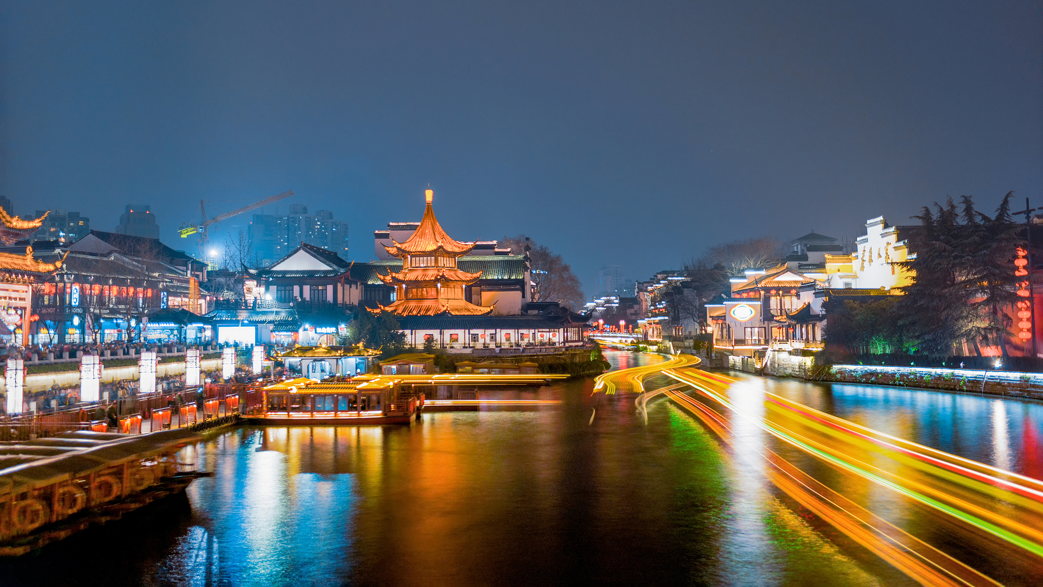 南京的秦淮河畔,古都的繁华,是否依旧?