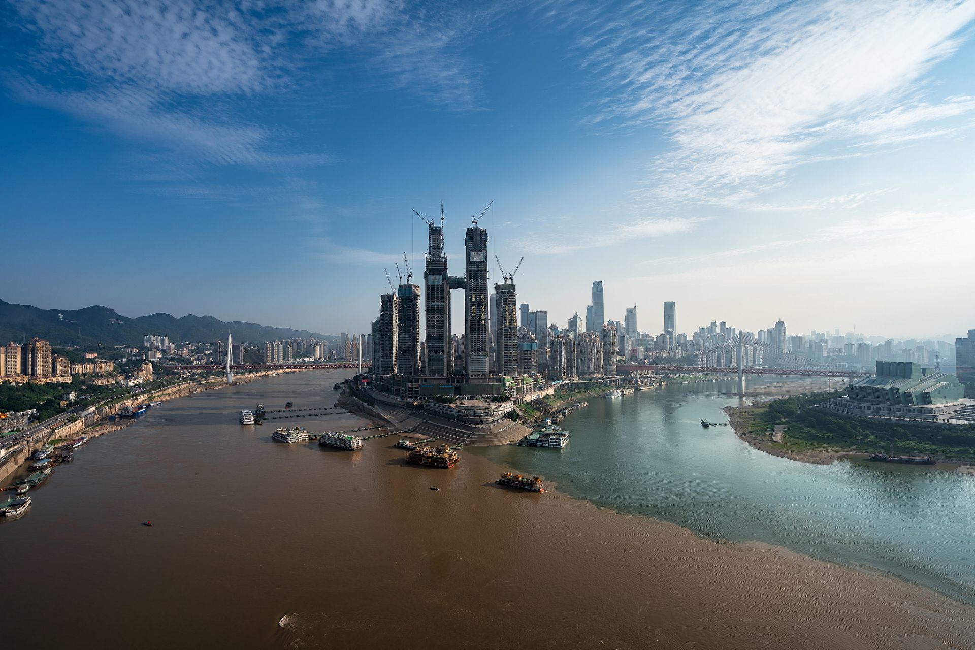 重庆两江交汇现鸳鸯锅奇观  近日,在重庆,长江与嘉陵江交汇处一场奇特