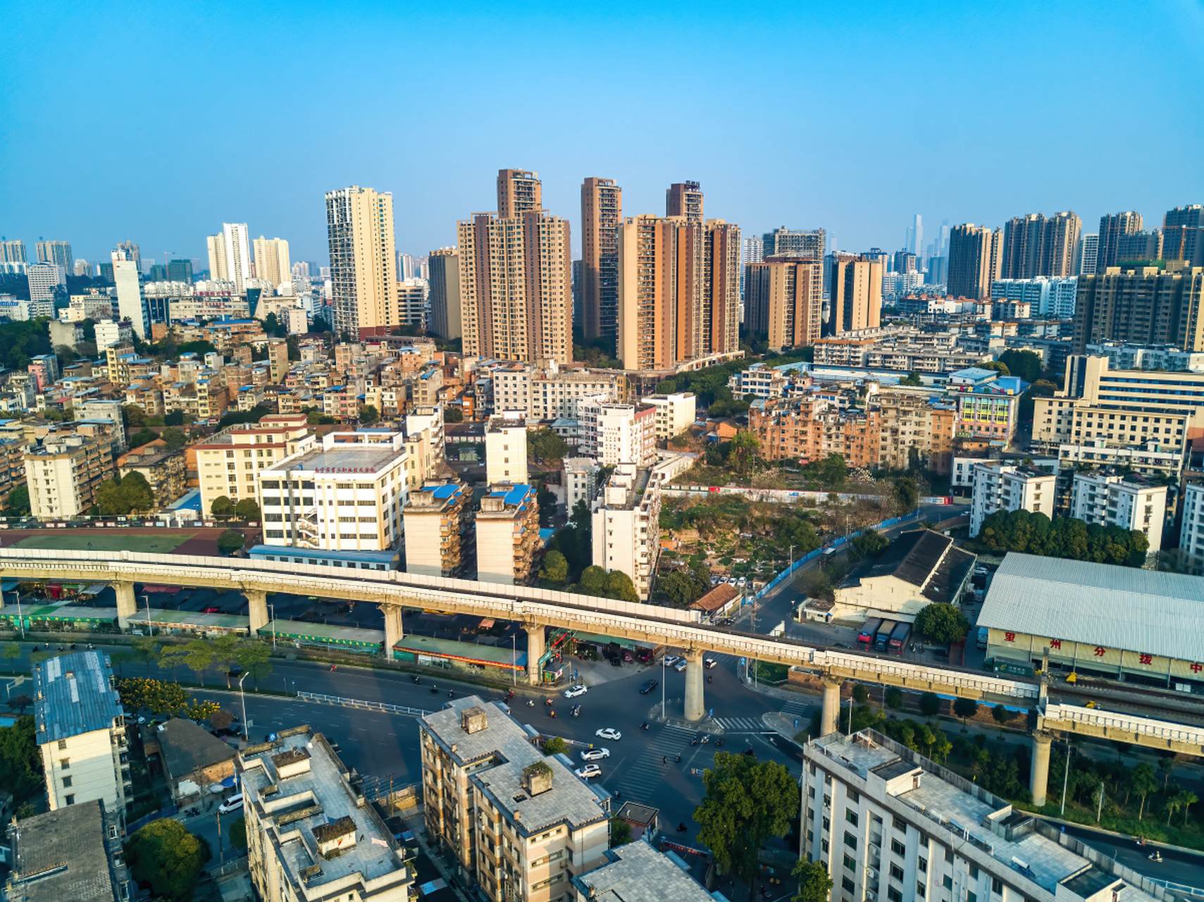 武汉江夏区是一个非常适合旅游和休闲的地方.在这里,游客可以欣赏到美