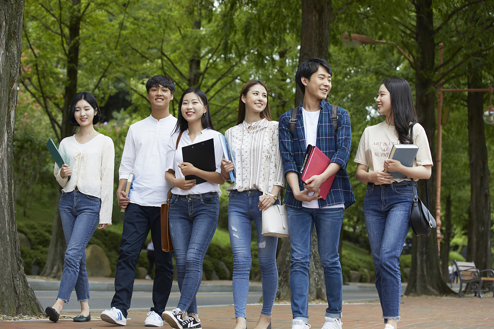 通过上大学,你可以获得一份更深入和专业化的学历,增加自己在求职市场