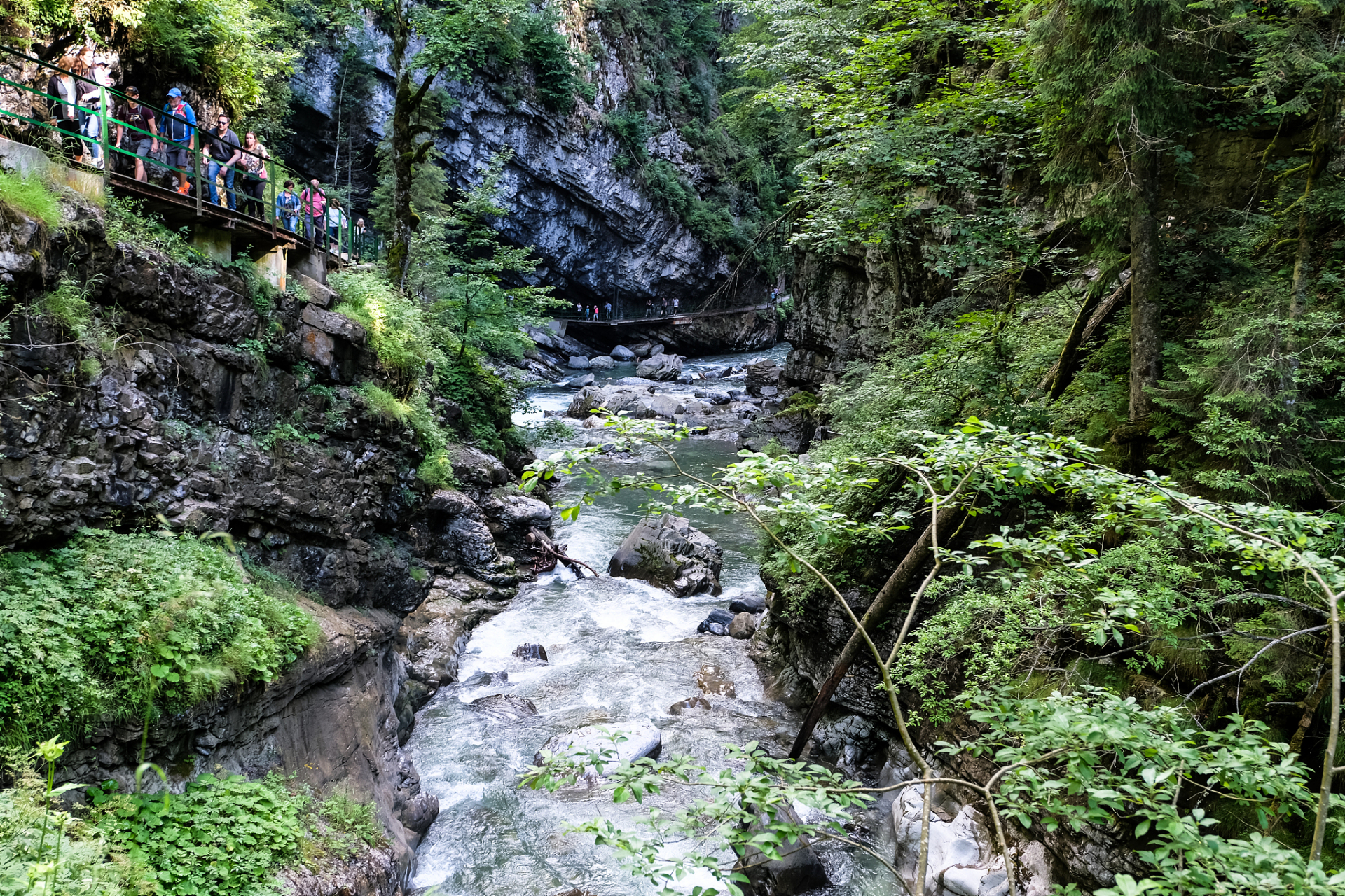 金丝大峡谷国家森林公园,位于商洛市商南县境内,地处秦岭南麓连接