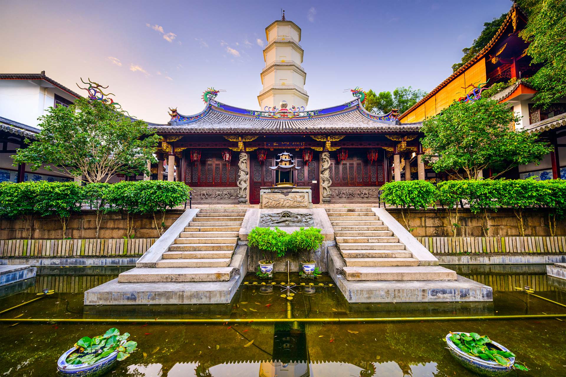 与普陀山的其他寺庙不同,慧济寺的建筑呈现出浙东园林风格,天王殿