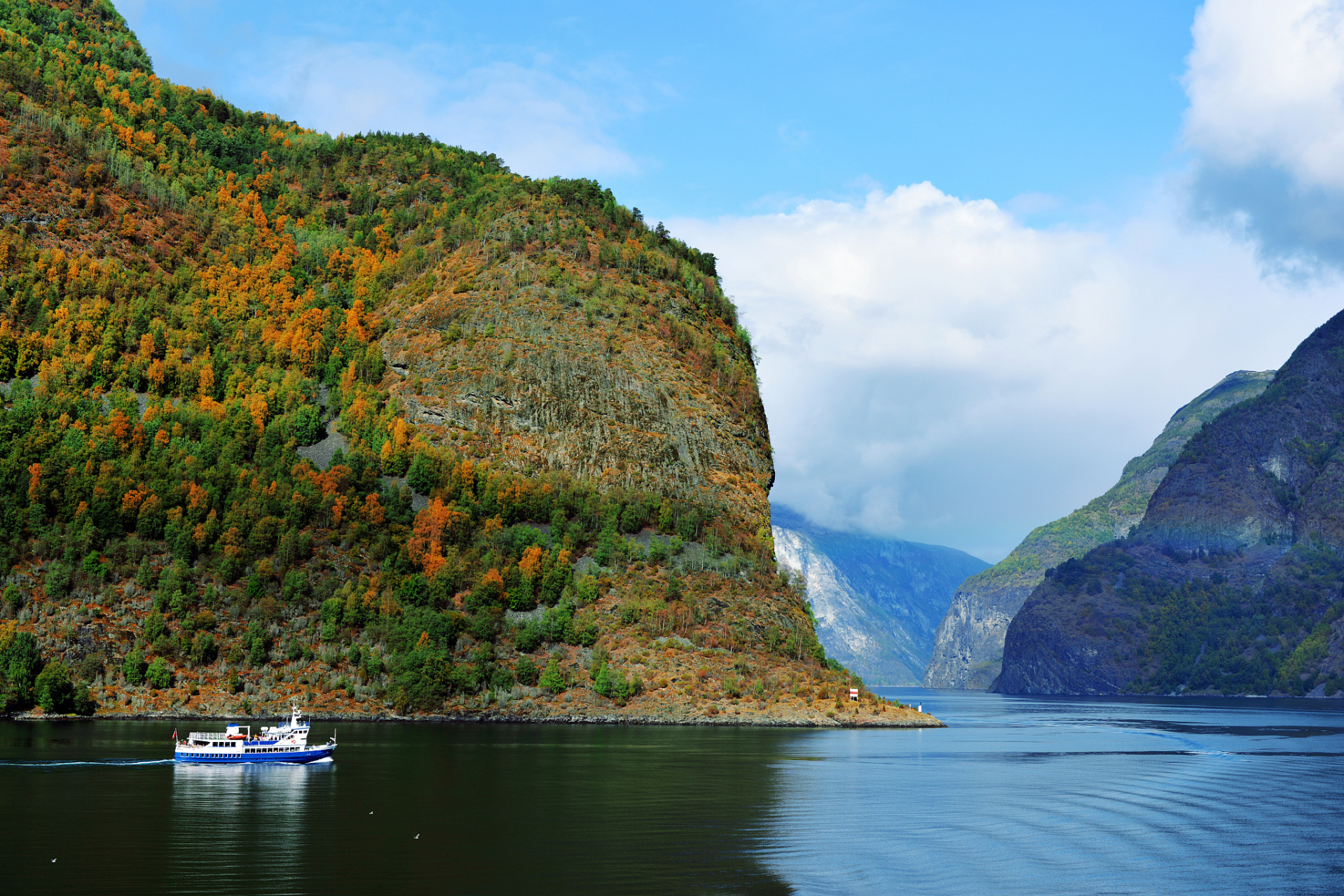 龙江三峡是鹤岗市最著名的旅游景点之一,被誉为"东北小三峡".