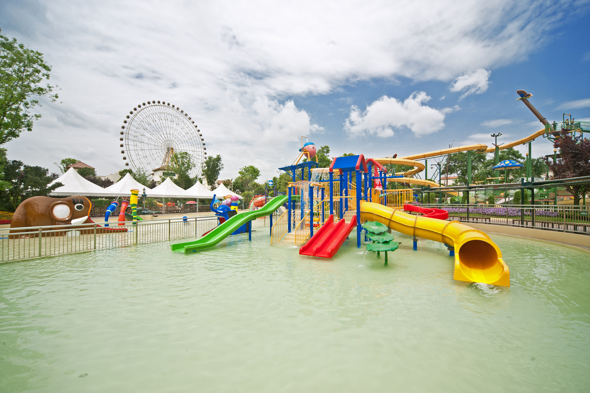 龙水湖水上乐园位于重庆,背靠森林公园,是一个大型的水上乐园.