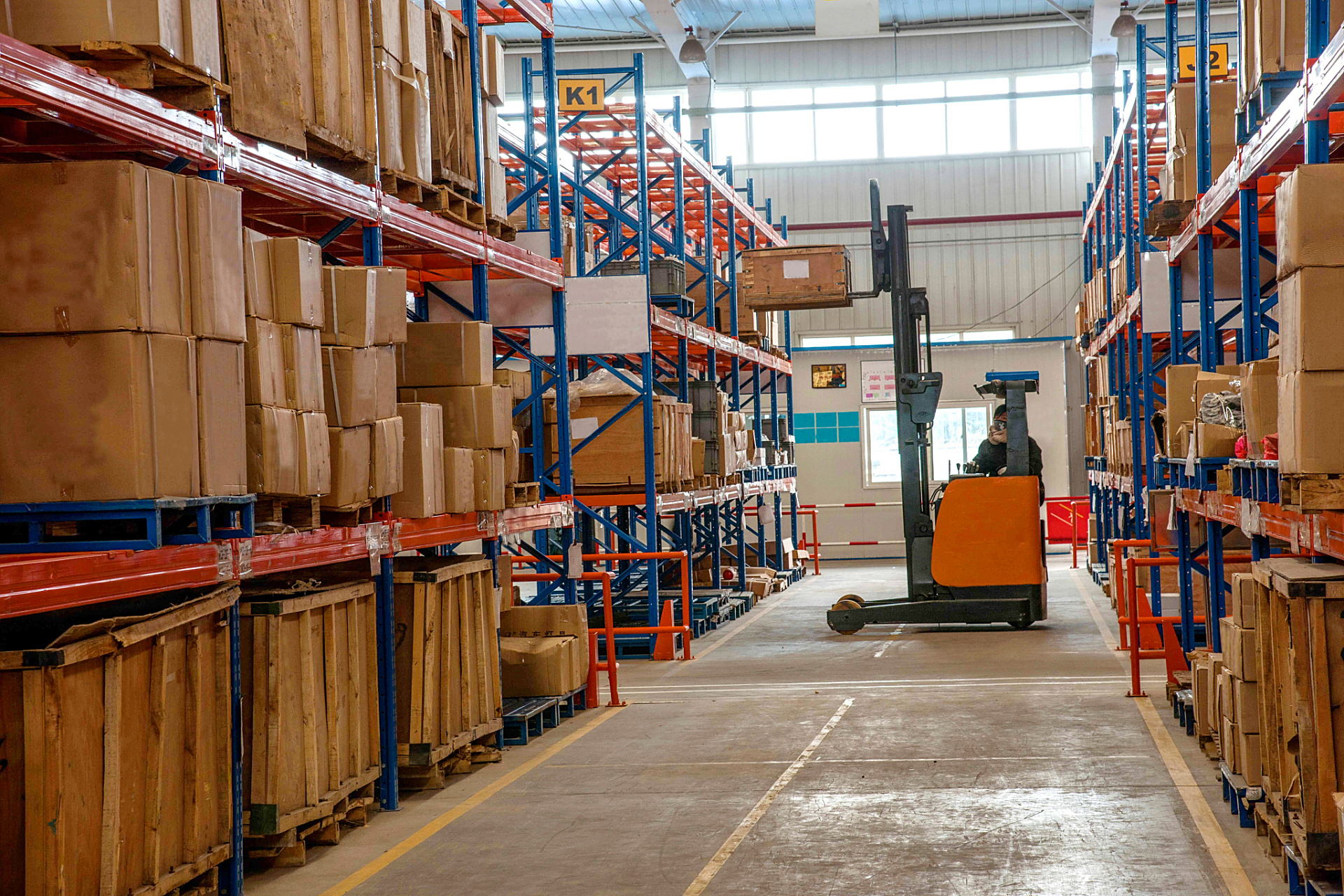 选择专业机构定期检测,注意货物分布,建立完善的安全管理制度,确保