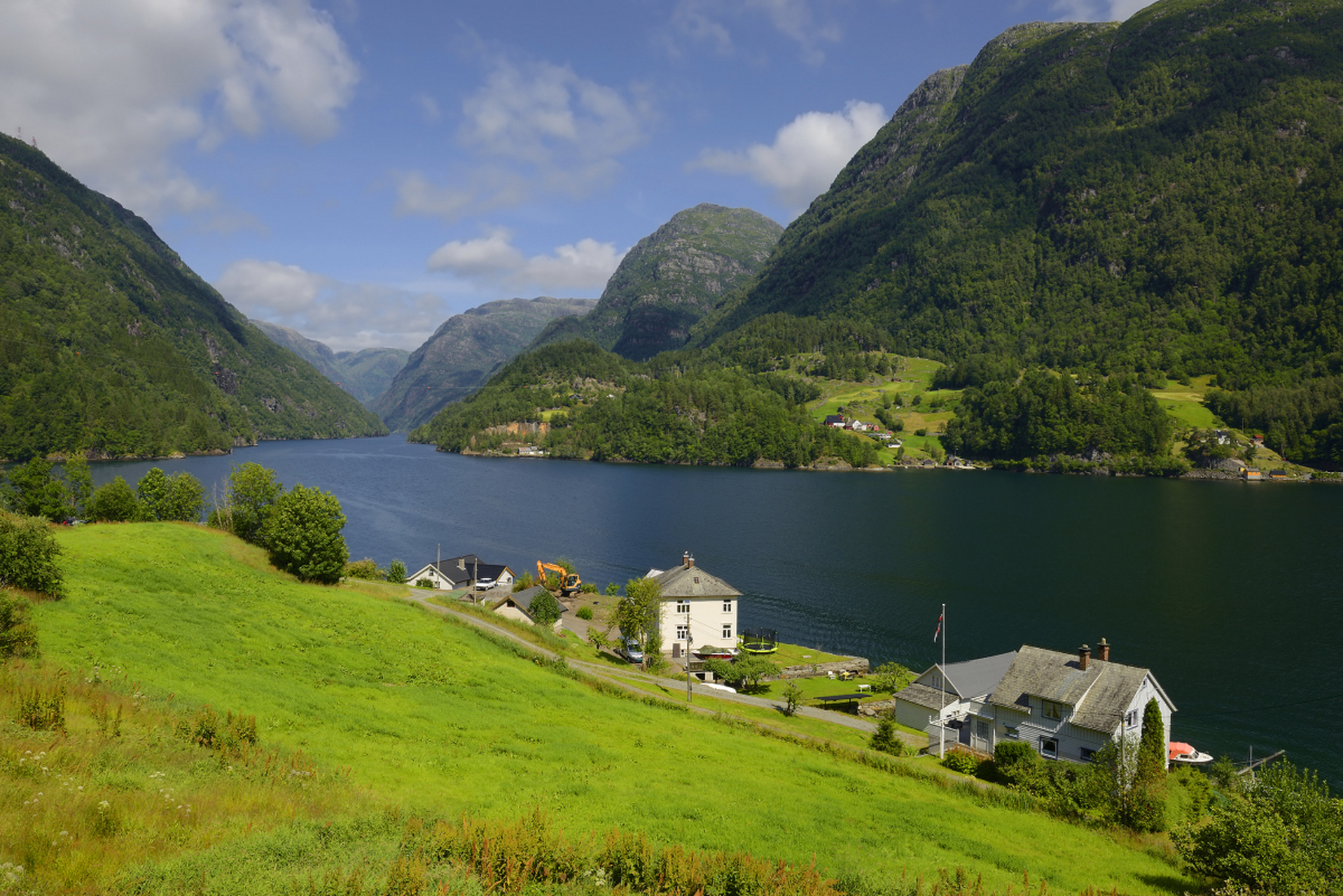 挪威的峡湾是著名的自然景观,以壮丽风光,清澈水域和宁静山谷闻名