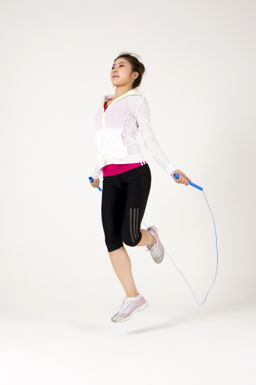 实际上跳绳的热量消耗是跑步的3倍,那么对于这种小基数的人群,也就是