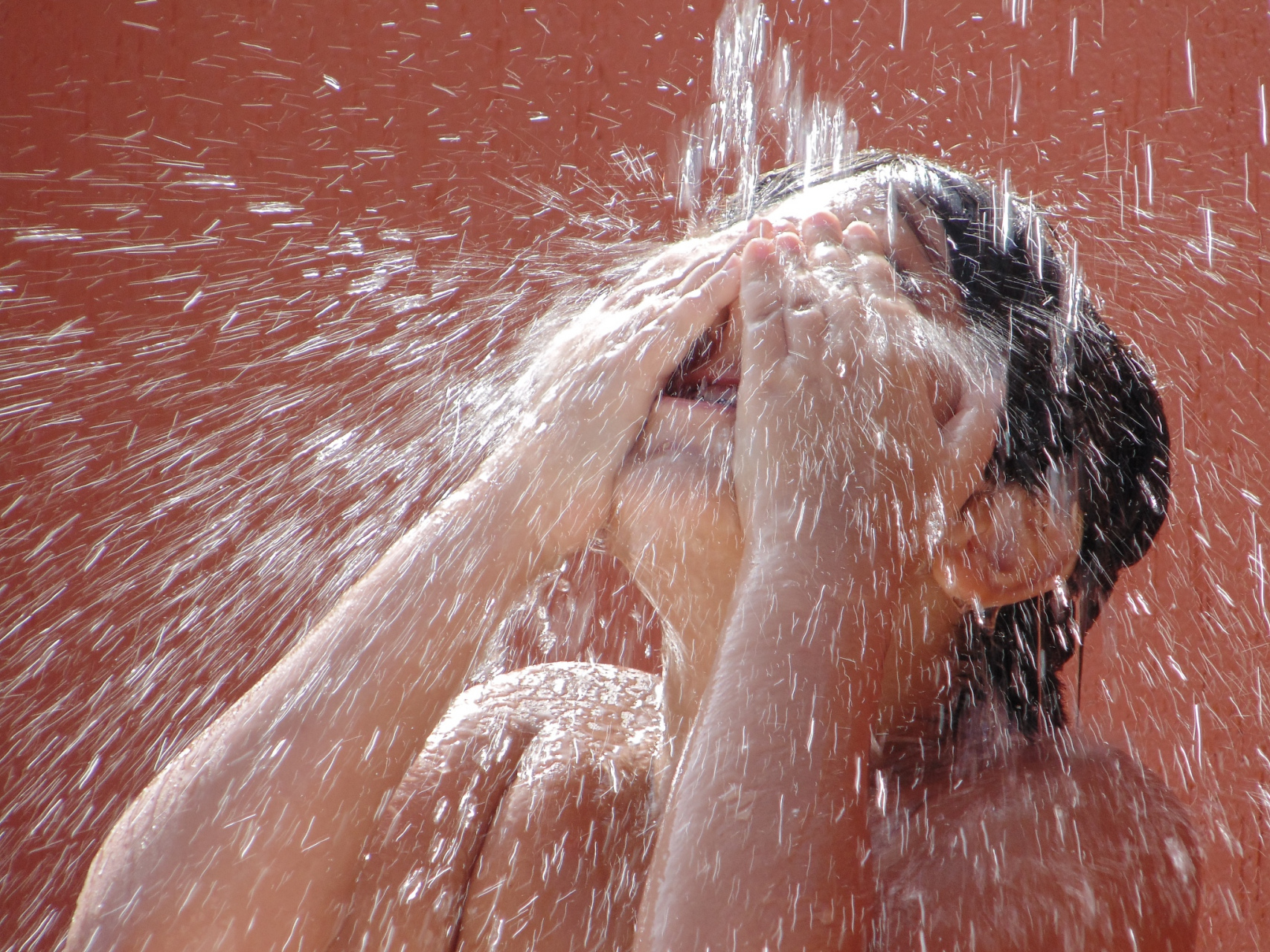 小孟21岁,2年因运动后大量出汗随后又马上洗冷水澡,而出现感冒,继而双