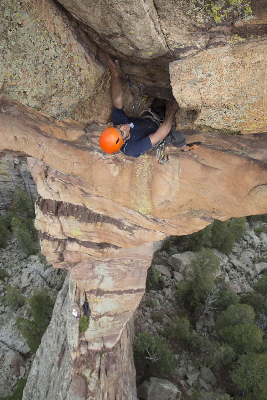 近日,一起令人痛心的意外事故在华山风景区发生,一名大四男生在拍照时