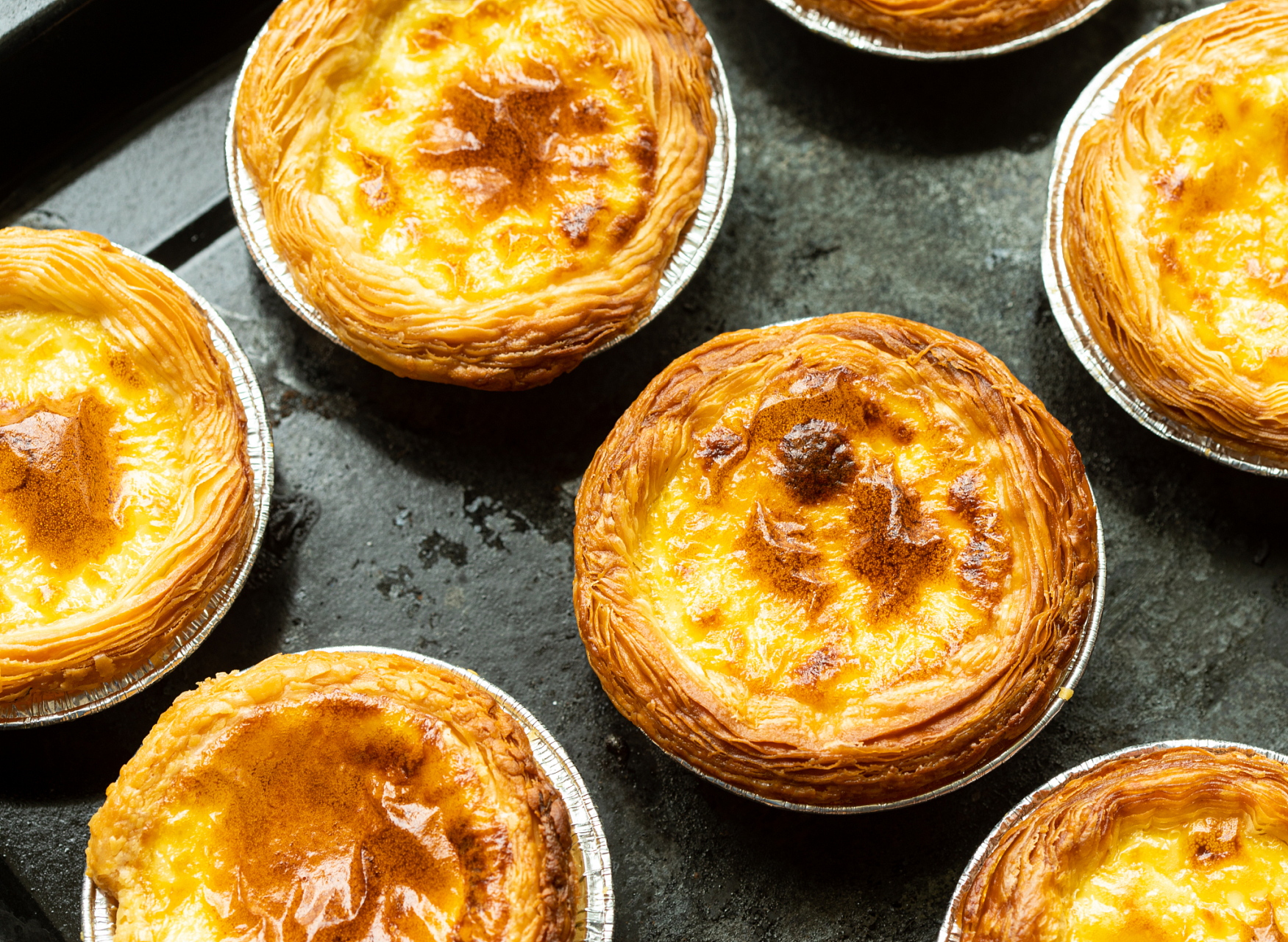 蛋挞是一种西式糕点,由酥皮和奶油蛋液组成,口感酥脆香滑,甜而不腻.