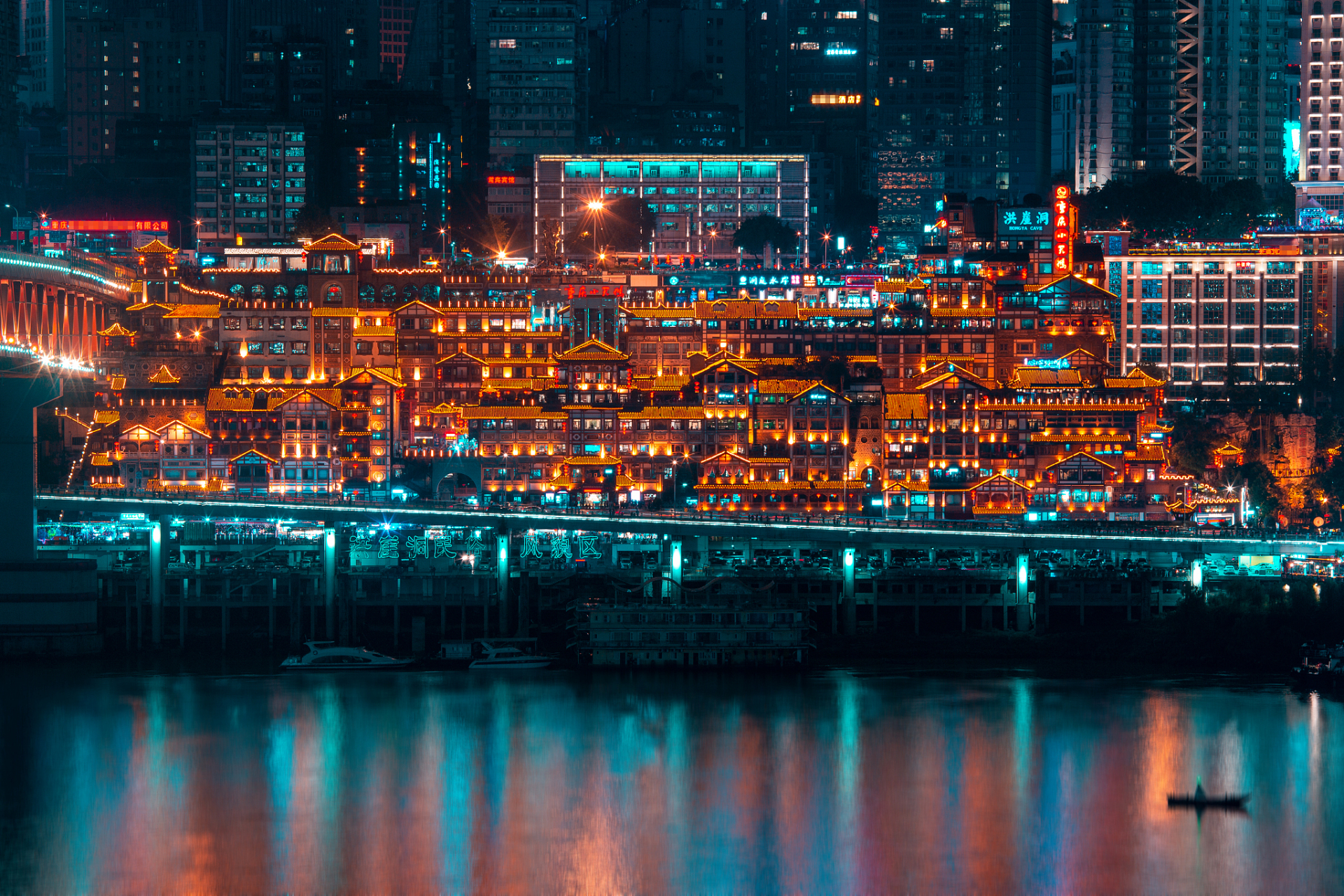 首日探秘解放碑步行街,山城步道,夜游璀璨洪崖洞;次日穿越李子坝轻轨