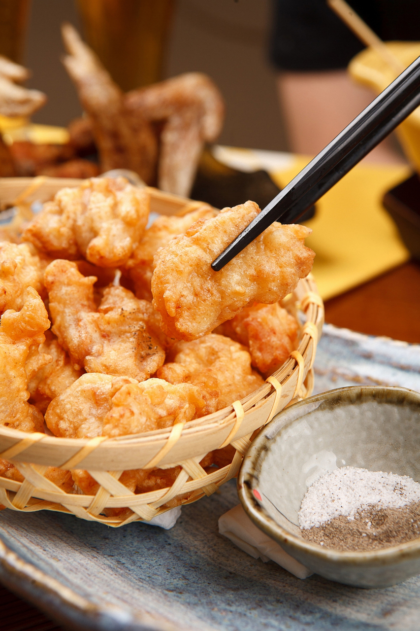 小酥肉是一道美味的中式烹饪菜品,通常使用猪肉作为主要食材.