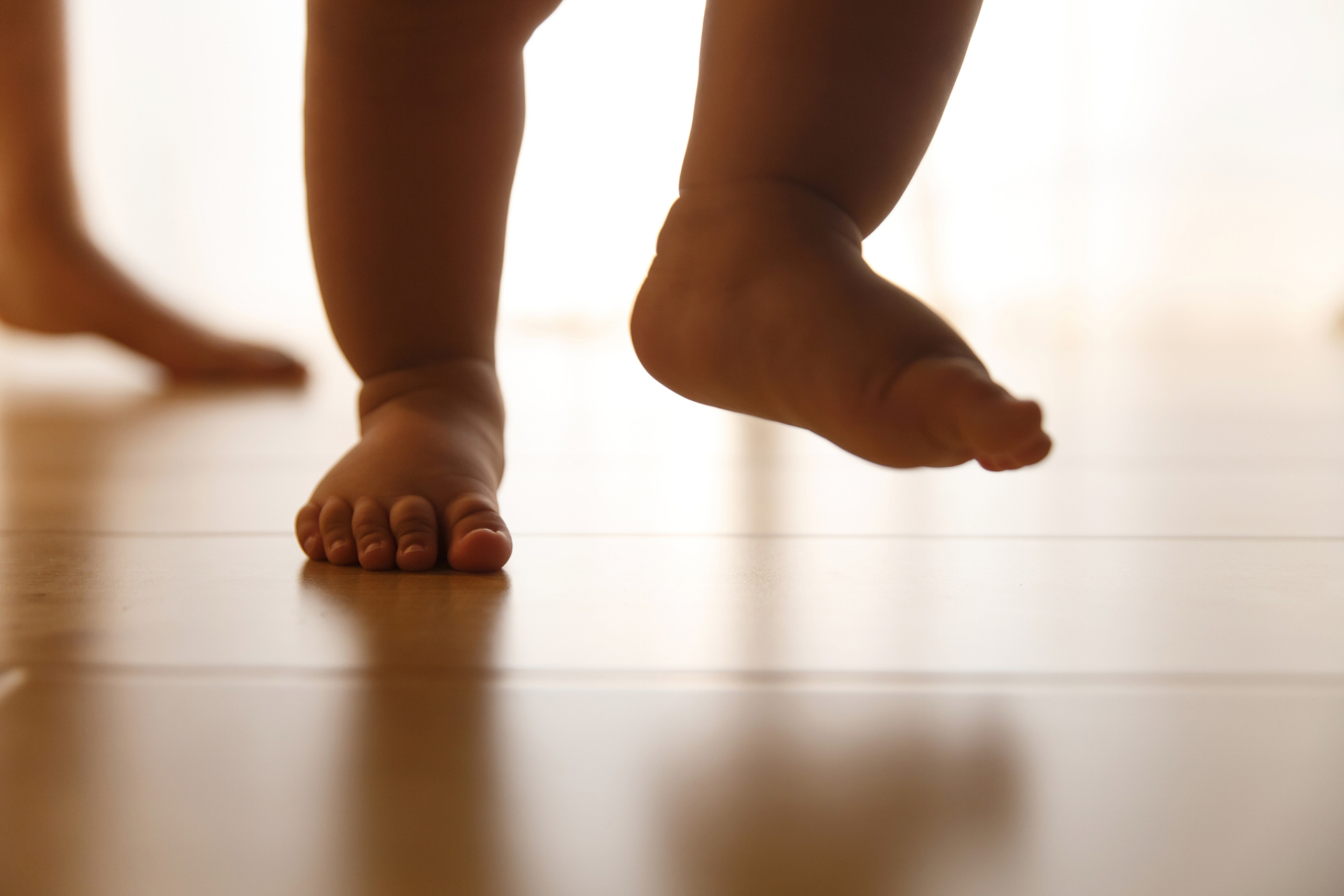 宝宝学步是成长过程中的一个重要里程碑,也是家长们