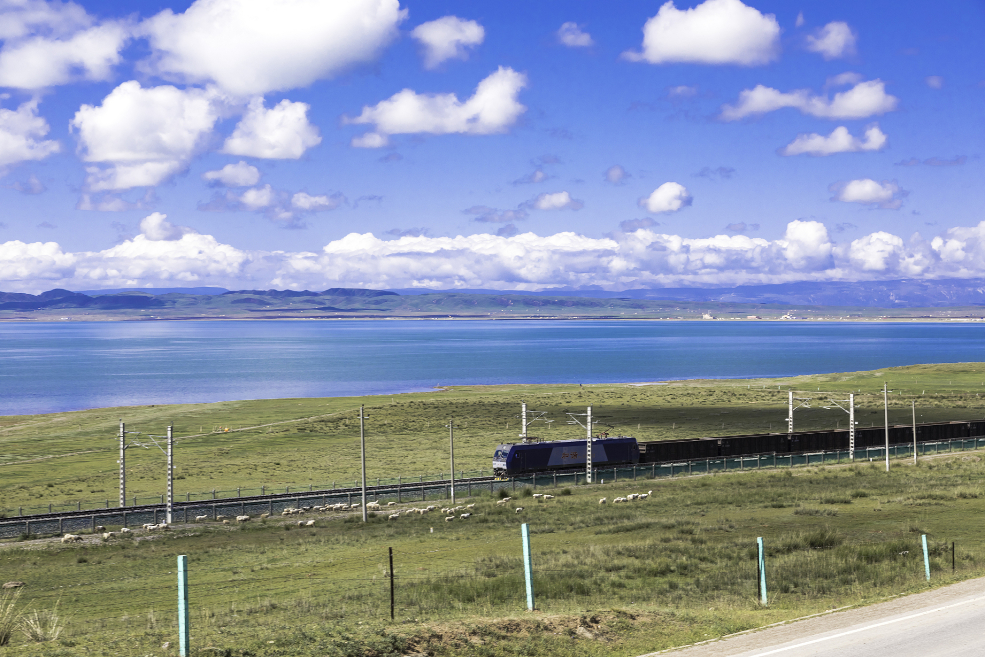 青藏铁路:连接青海和西藏的高原铁路,被誉为世界上最高的铁路线路