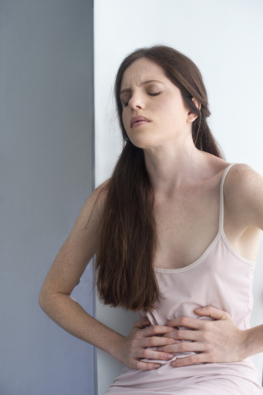 说她很难受,让我安慰安慰她  哥哥在不久前生病去世了,整个家陷入了