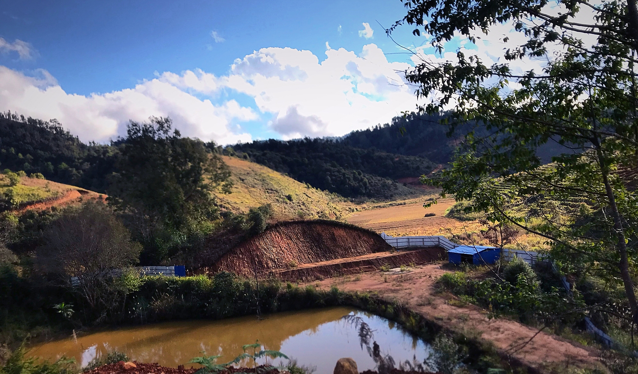 孟定坝,位于南汀河畔,四面环山,是一个四世纪以来受南汀河侵蚀并堆积