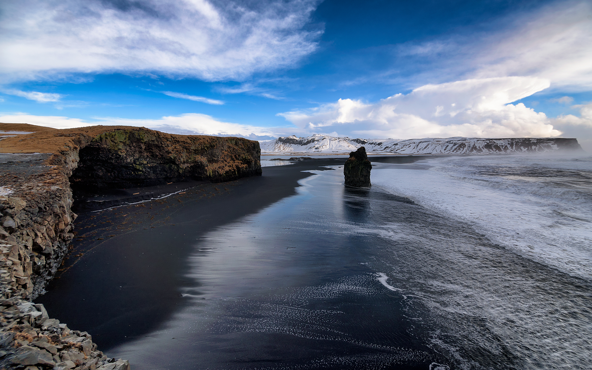 经过海风与海浪的雕琢,黑色的玄武岩变成了黑沙,冰岛的几处黑沙滩中