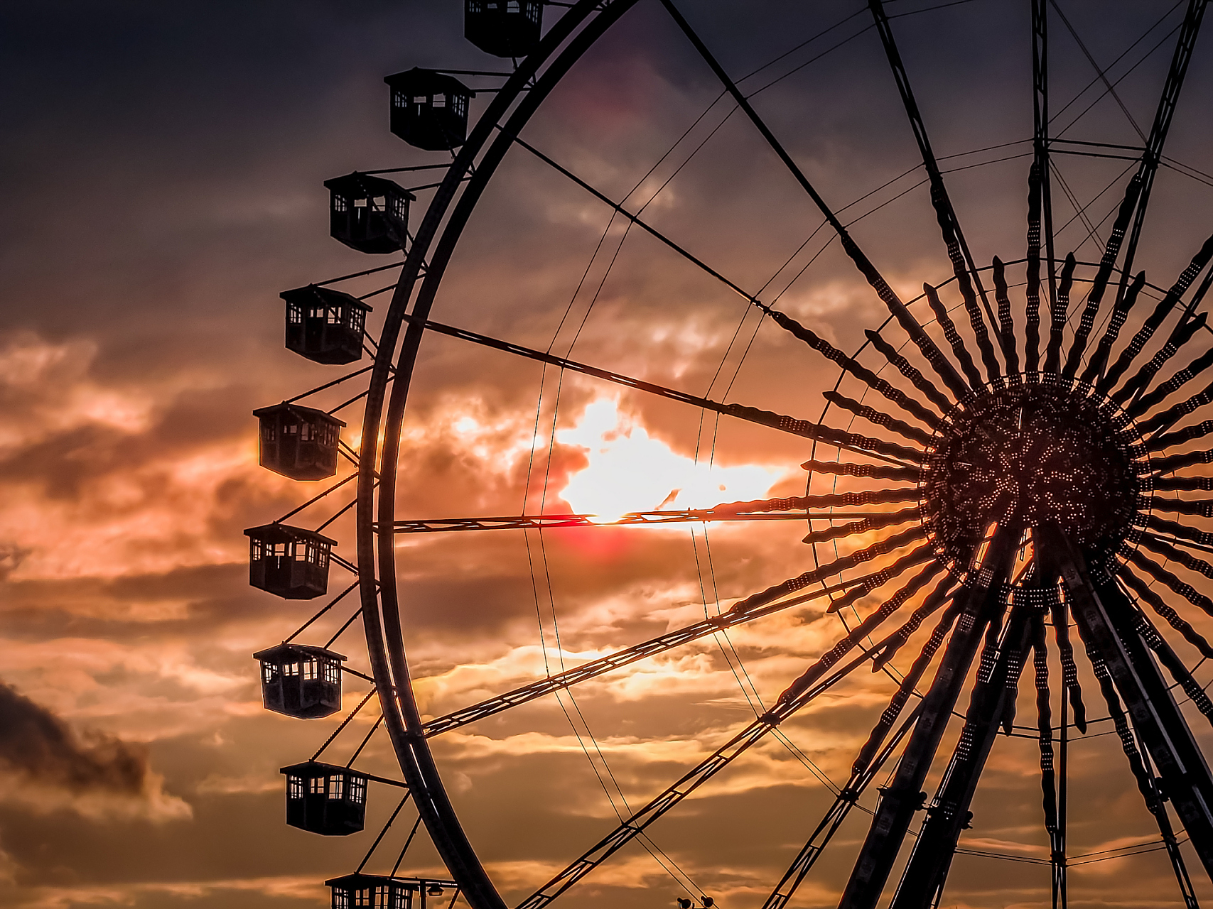 国内最美的七个摩天轮,一,广州塔摩天轮位于484米高的广州塔塔顶,是