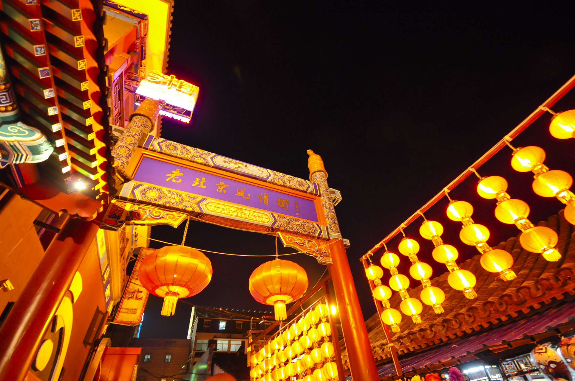 开封鼓楼夜市是中国夜市的鼻祖,北宋之前历代城市都是按点关门宵禁的