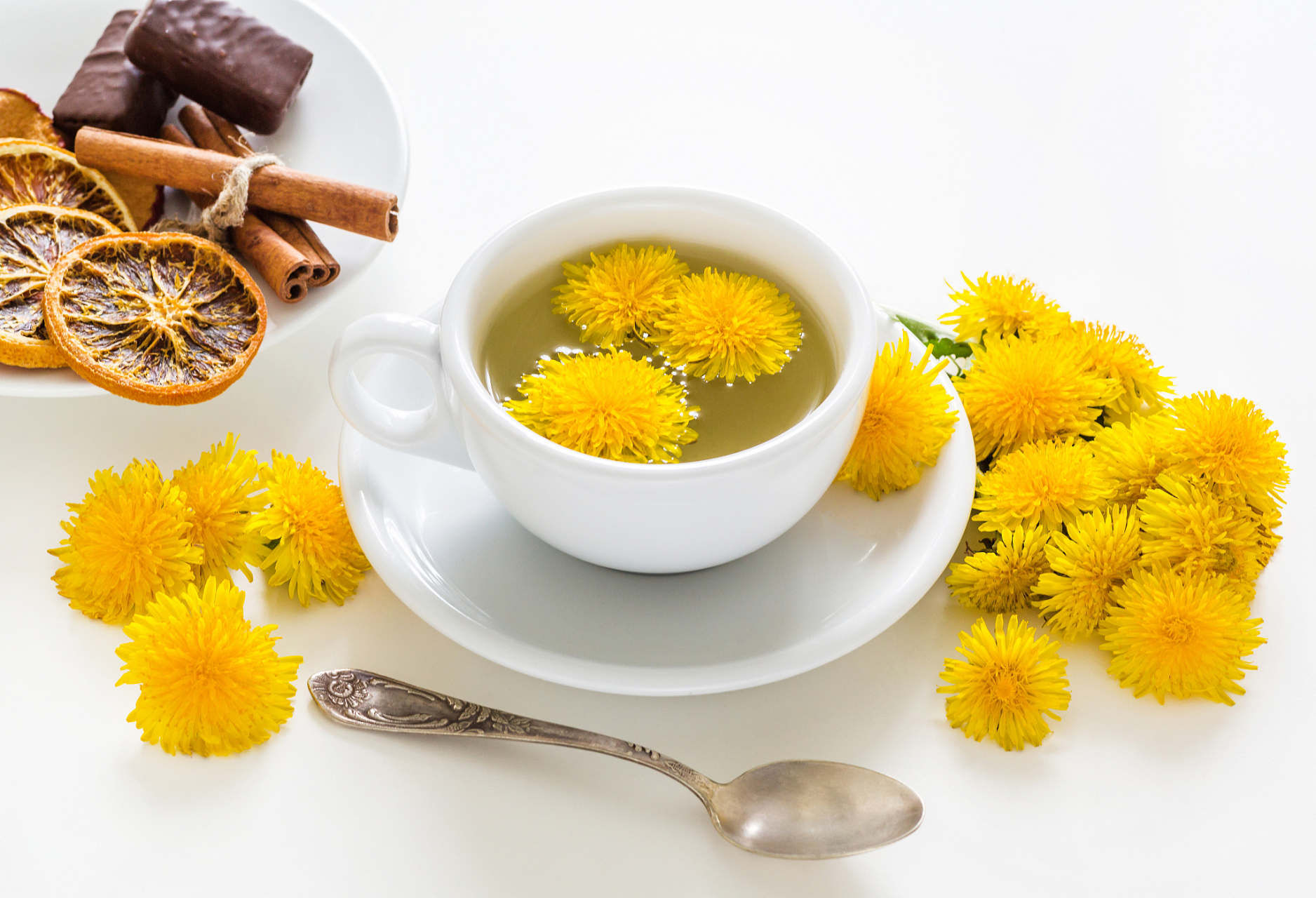 菊花茶的功效与作用 #菊花茶#  古籍记载认为菊花味甘苦,性微寒,具有