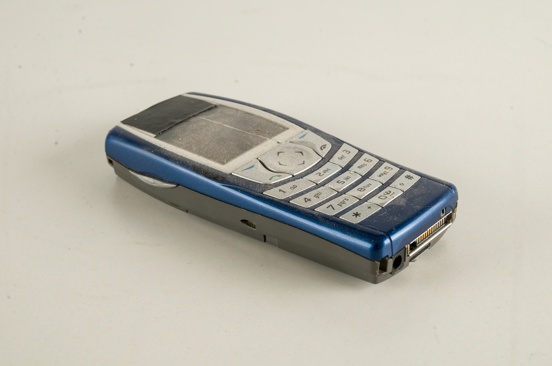 摩托罗拉剃刀v3是一款经典的折叠式手机,于2004年发布.