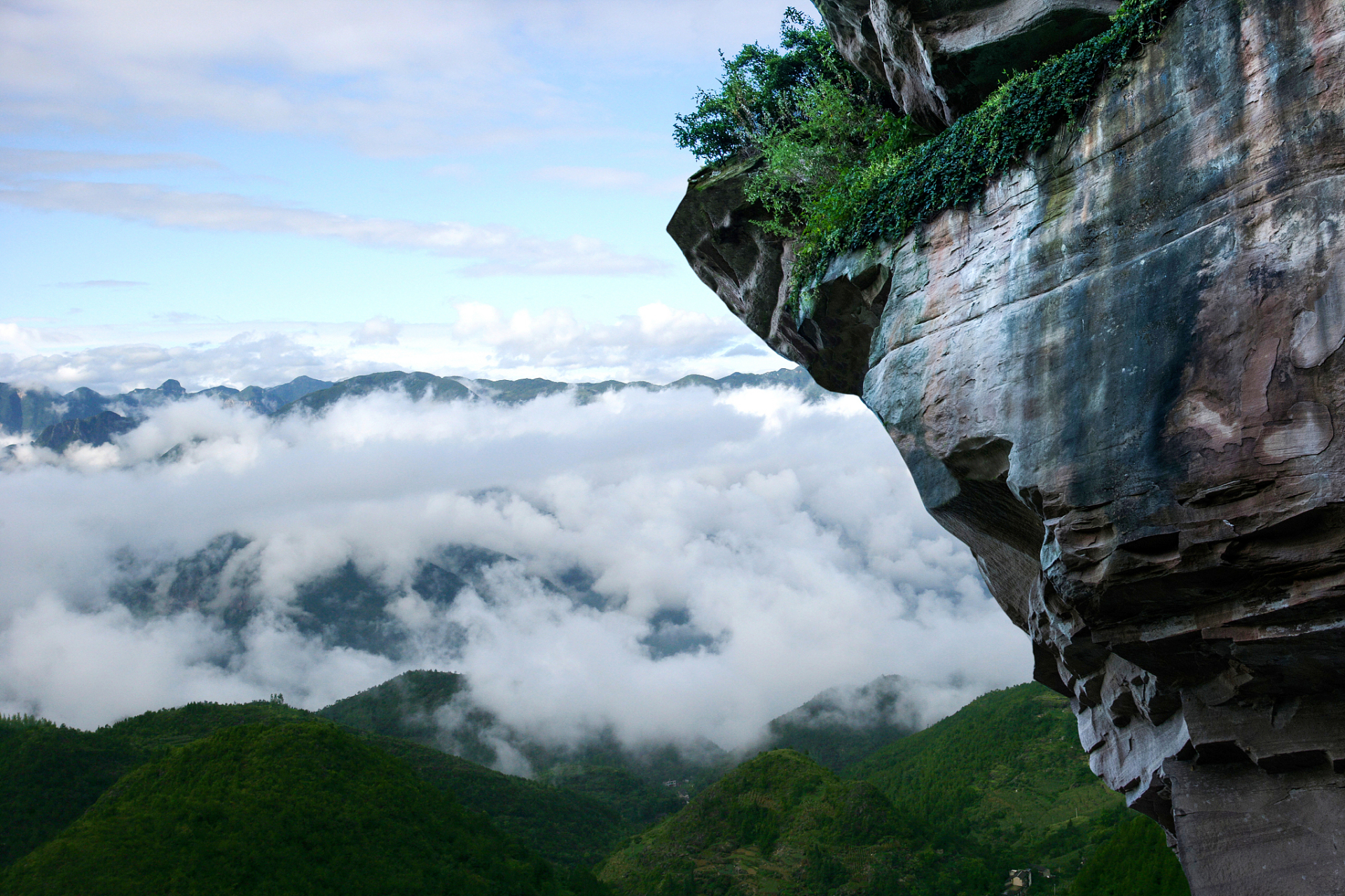 蓥华山位于四川省德阳什邡市城西北37公里处,距成都98公里,古称章山.