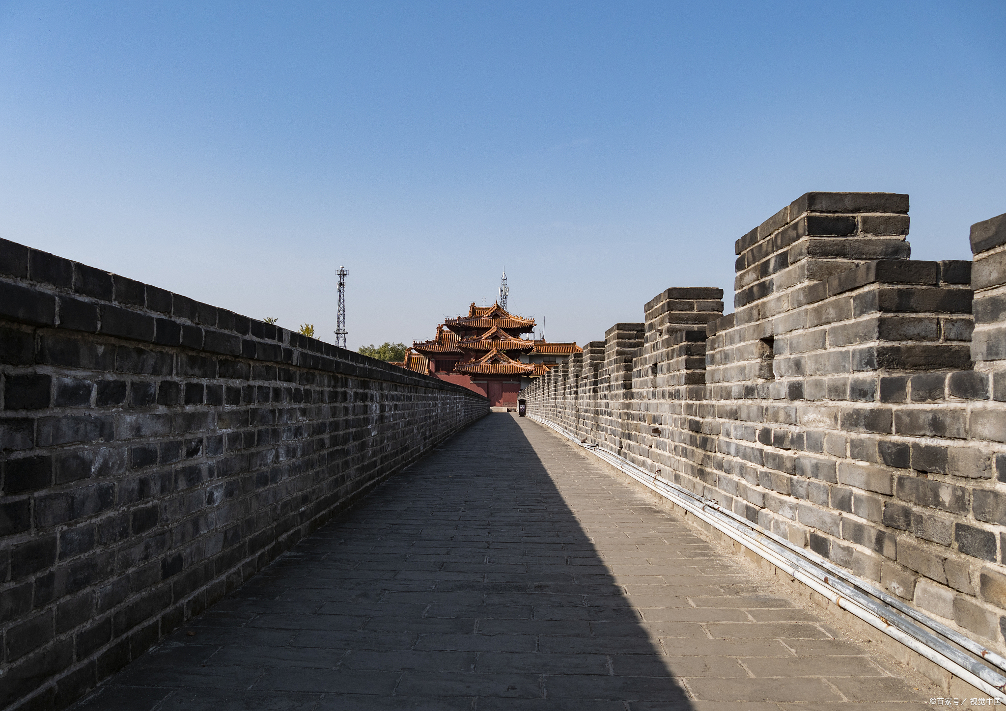 西安城墙,历史的围城与现代的交汇   一座古老的城墙,见证了西安这座