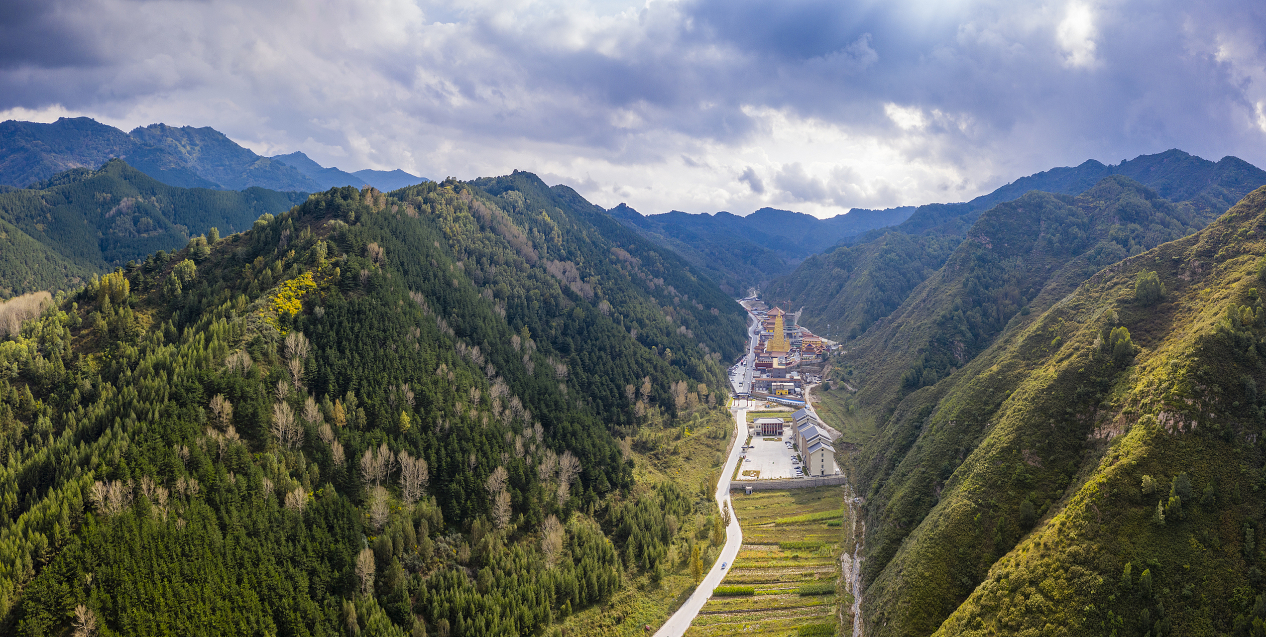 浙江普陀山和安徽九华山并称为四大佛教名山,素有"金五台,银峨眉,铜