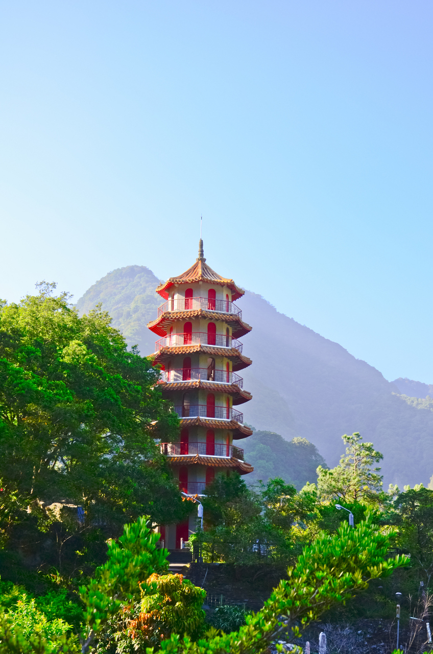 位于云南省玉溪市红塔区红塔大道旁,是一座历史悠久且风景秀丽的山丘