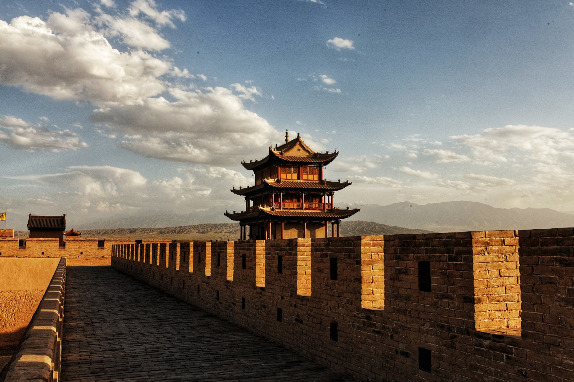 嘉峪关关城位于甘肃省嘉峪关市,嘉峪关关城号称"天下