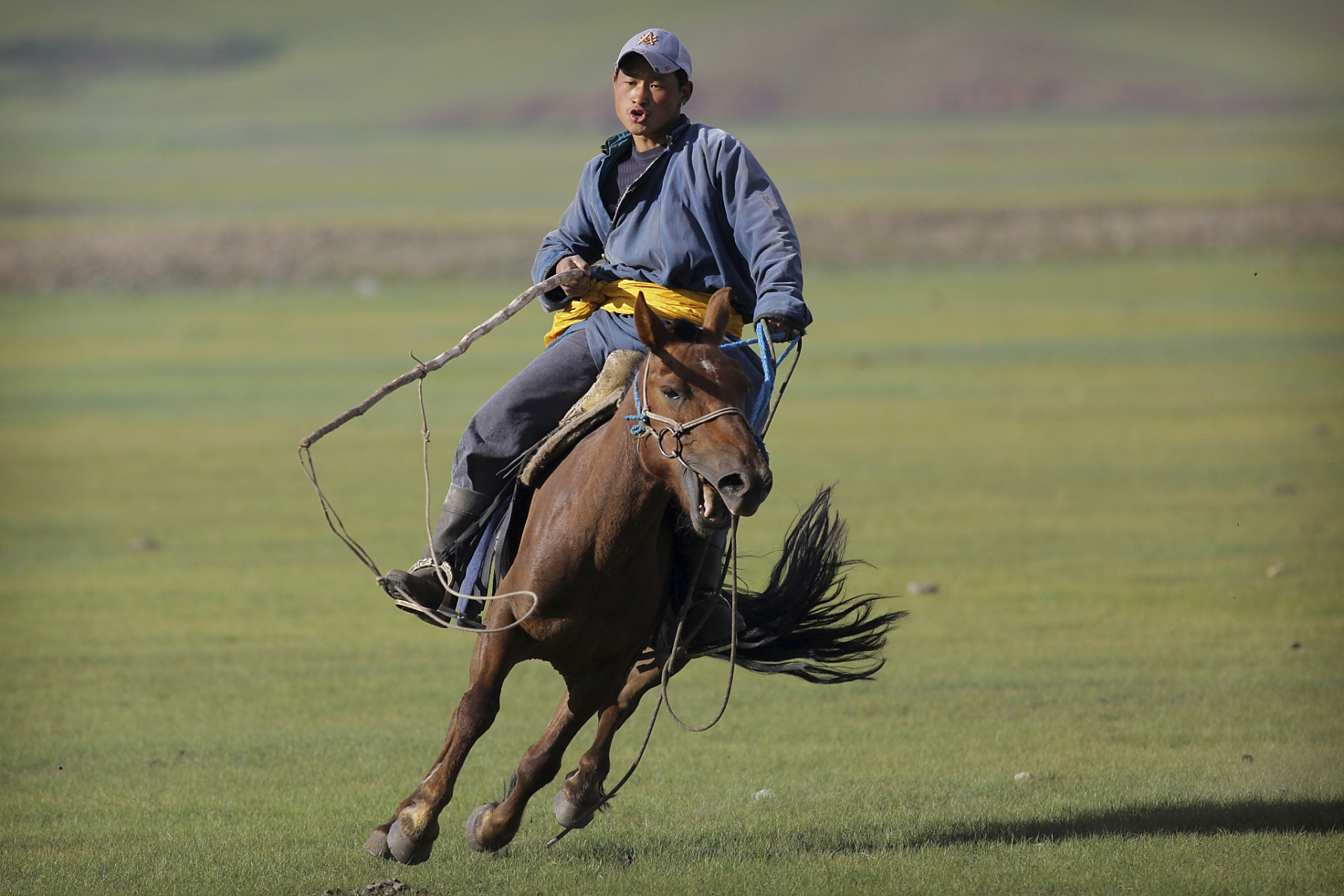 鲜卑,这个曾在古代中国北方草原上显赫一时的游牧民族,源自古老的东胡