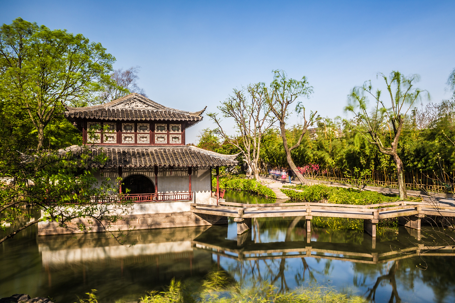公园内有包公祠,包公墓,清风阁等景点,是合肥市最受欢迎的旅游目的地