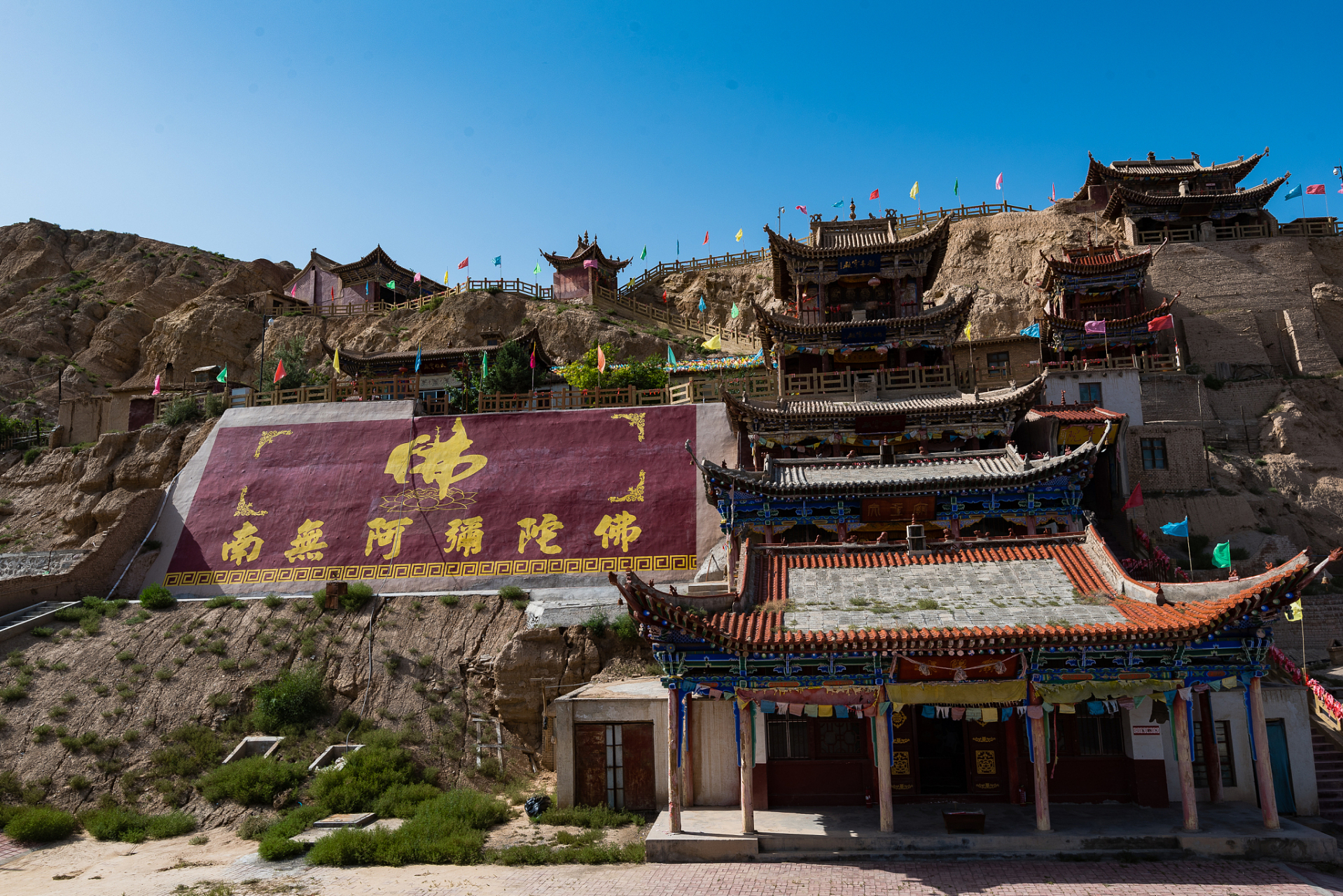 每逢夜晚,漳县石崖寺变身为壮观的夜景,吸引着无数游客前来观赏.