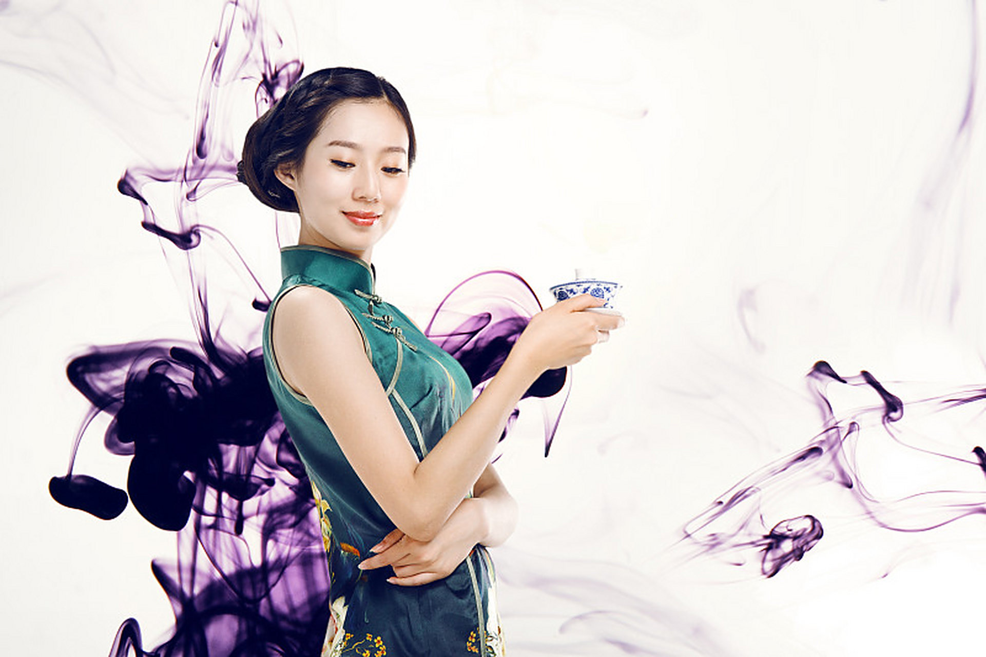 穿着旗袍走在地铁里,回头率也是非常高的 今天外出回来时,搭乘的是