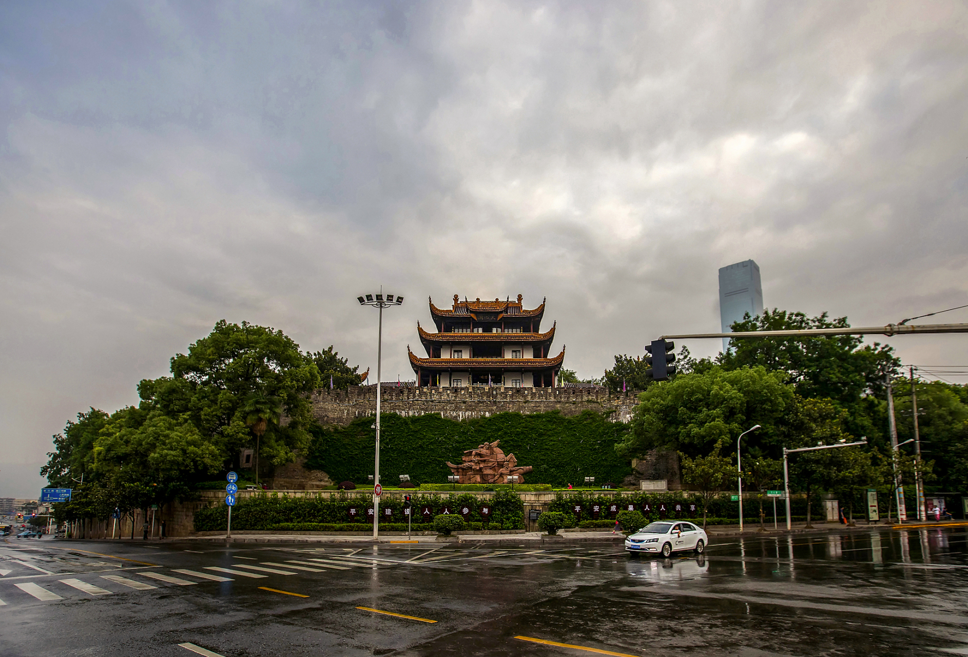 天心公园位于长沙市天心区,公园南端有一段220米长的明代城墙,高13