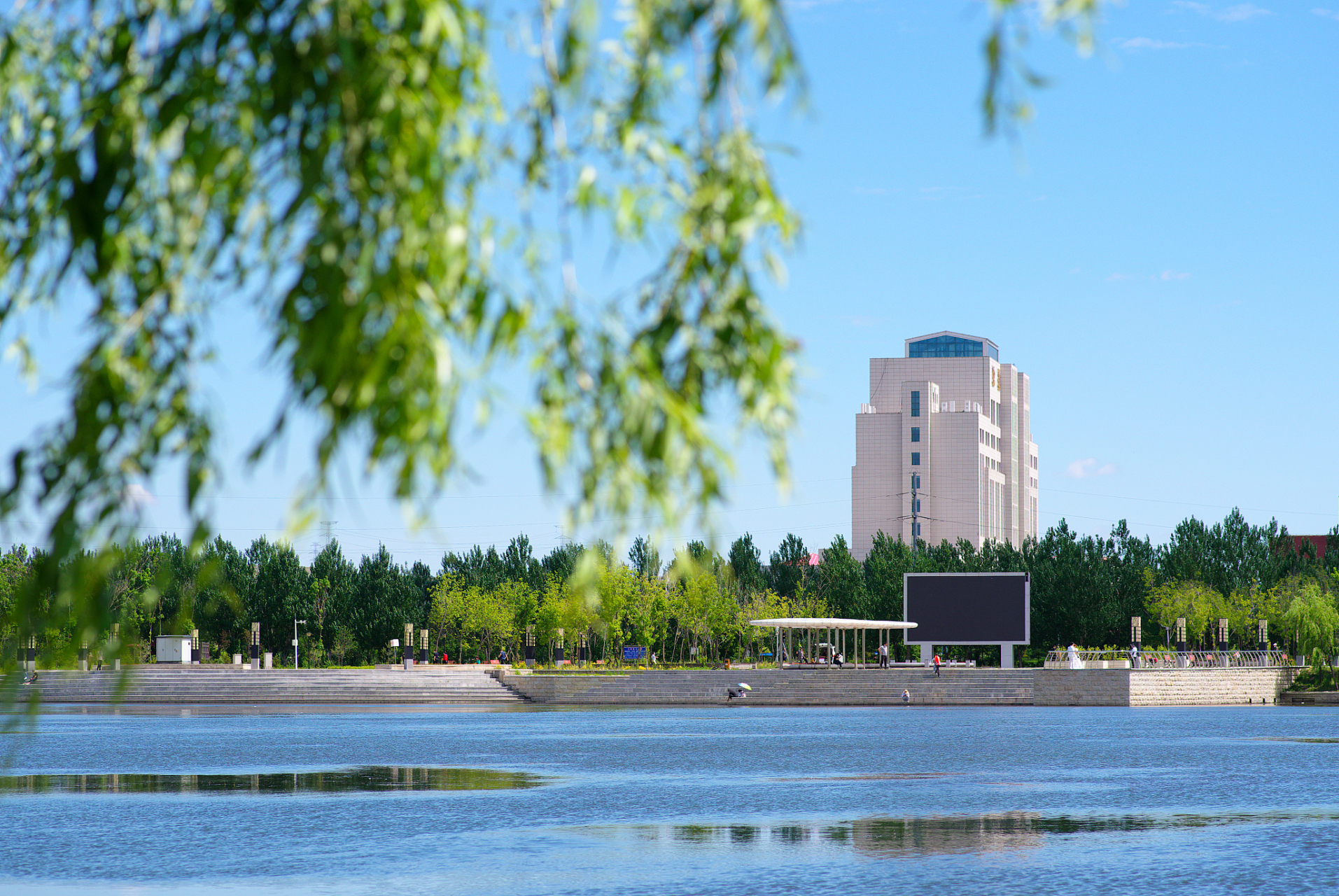 燕山大学挺不错的 秦皇岛外打鱼船,一片汪洋可见,见到的是燕山大学