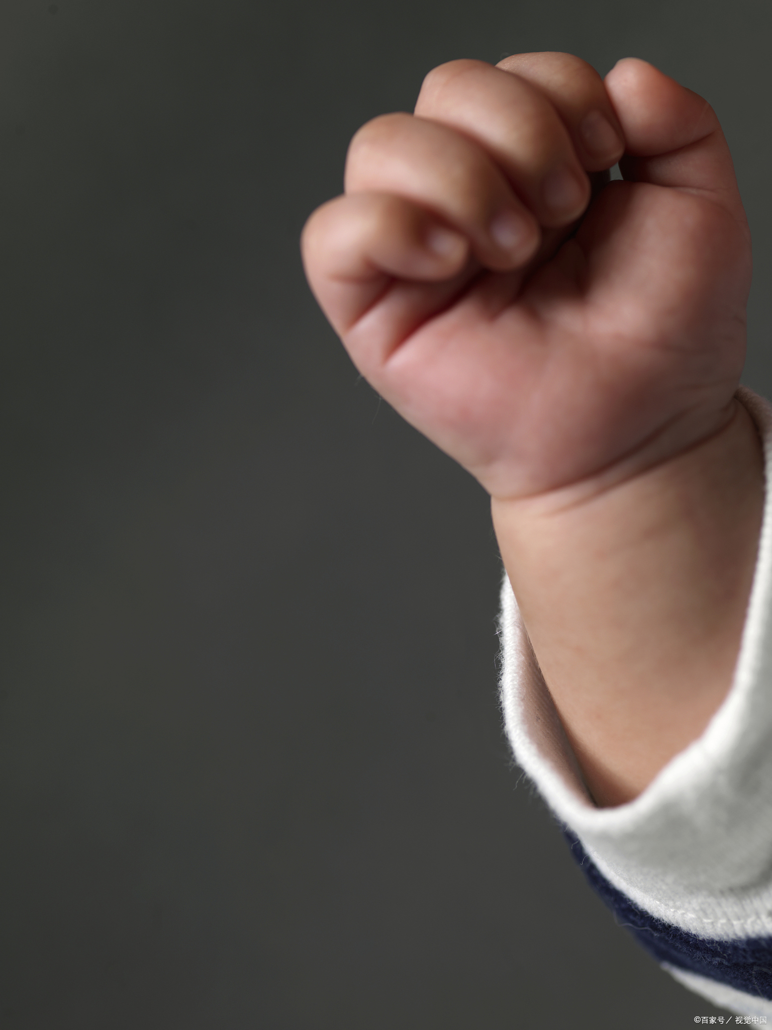 发现宝宝睡觉时总紧紧攥着小拳头,家长们既觉得可爱